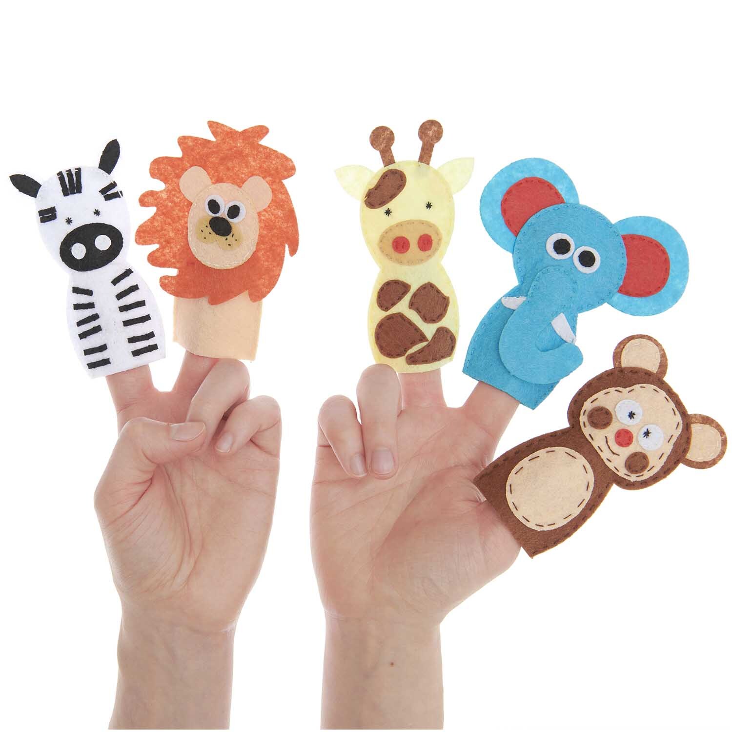 Bastelset Filz Fingerpuppen Wilde Tiere: Fünf bunte Filzpuppen von Rico Design auf Fingern.