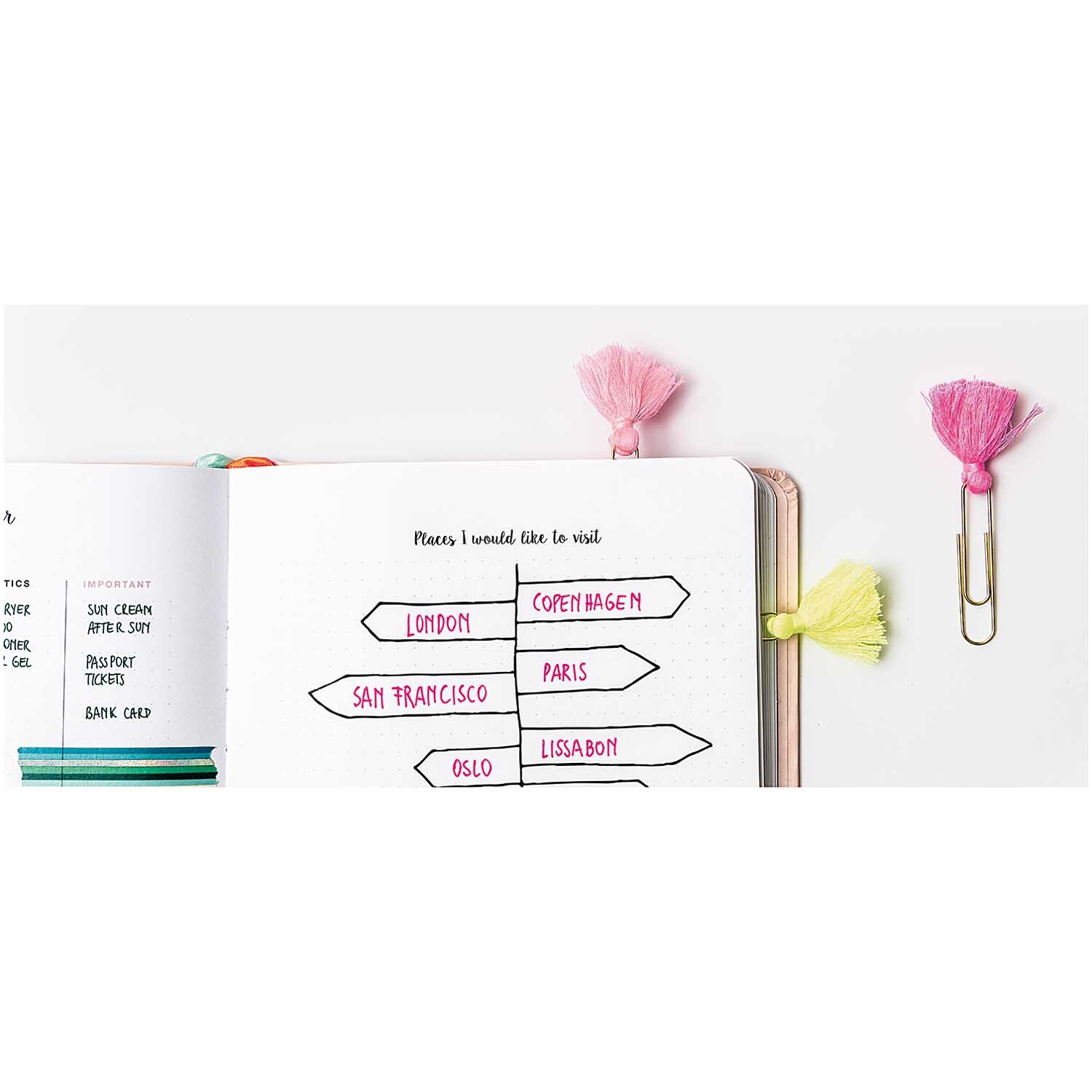Paper Poetry Büroklammern mit Quasten in Pink, dekorativ an einem Notizbuch befestigt. Ideal für kreative Bürogestaltung.