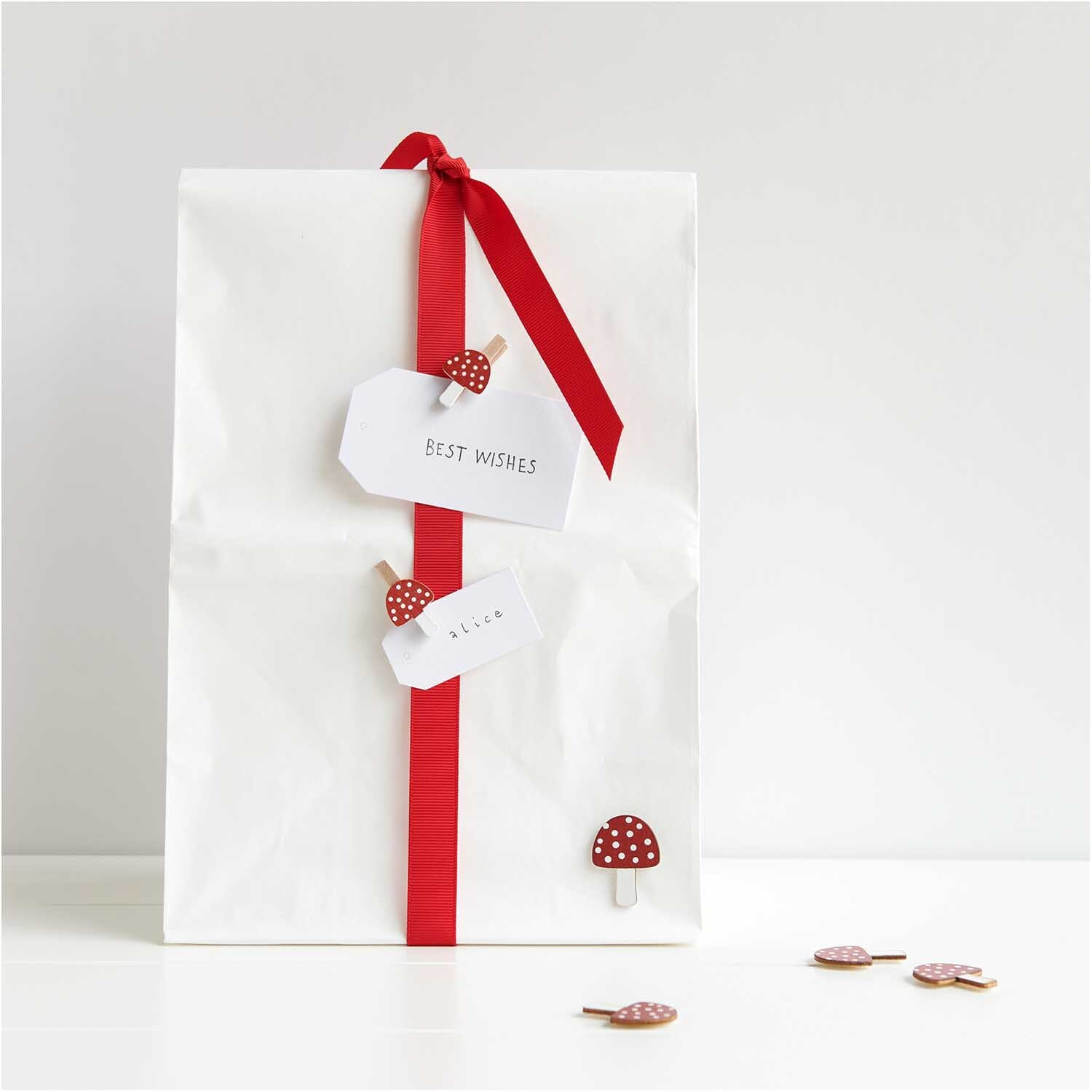 Holzclips Pilz rot-weiß 3cm 8 Stück: Dekorative Clips in Pilzform, ideal für Geschenke.