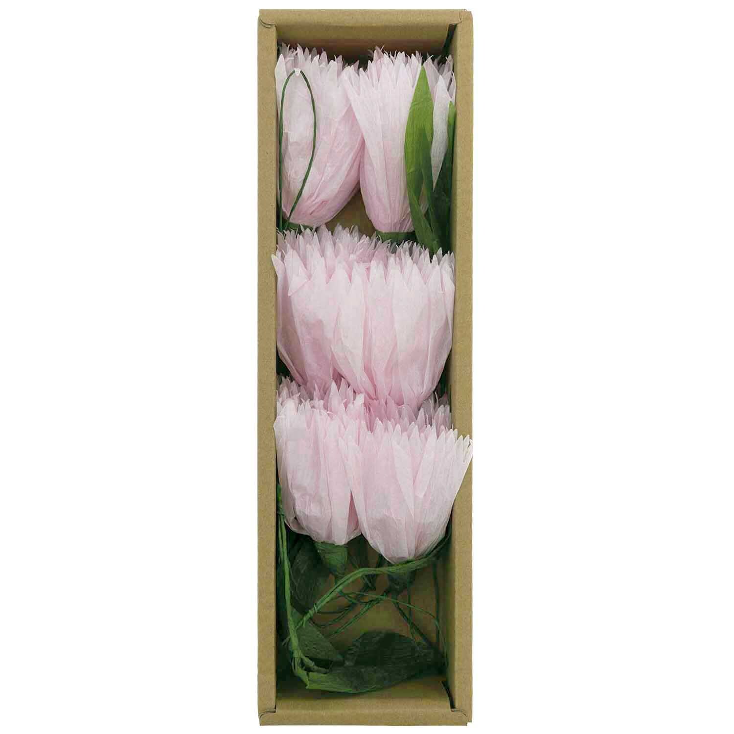 Papierblumen Girlande rosa 180 cm von Rico Design zeigt zarte rosa Blüten in einer dekorativen Anordnung.