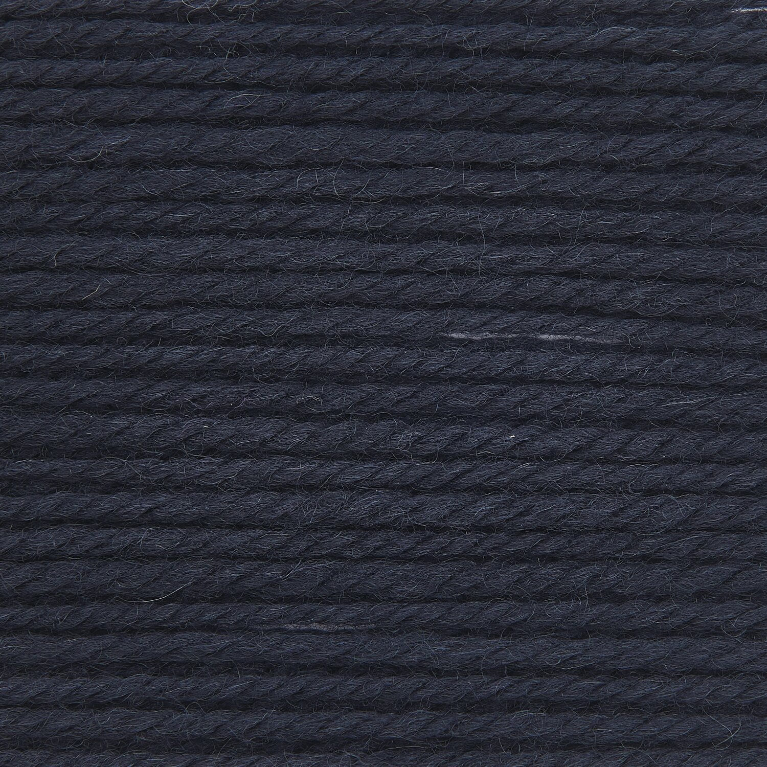 Wickelkarte des Garns Essentials Soft Merino aran in der Farbe 088 Darkest Navy.