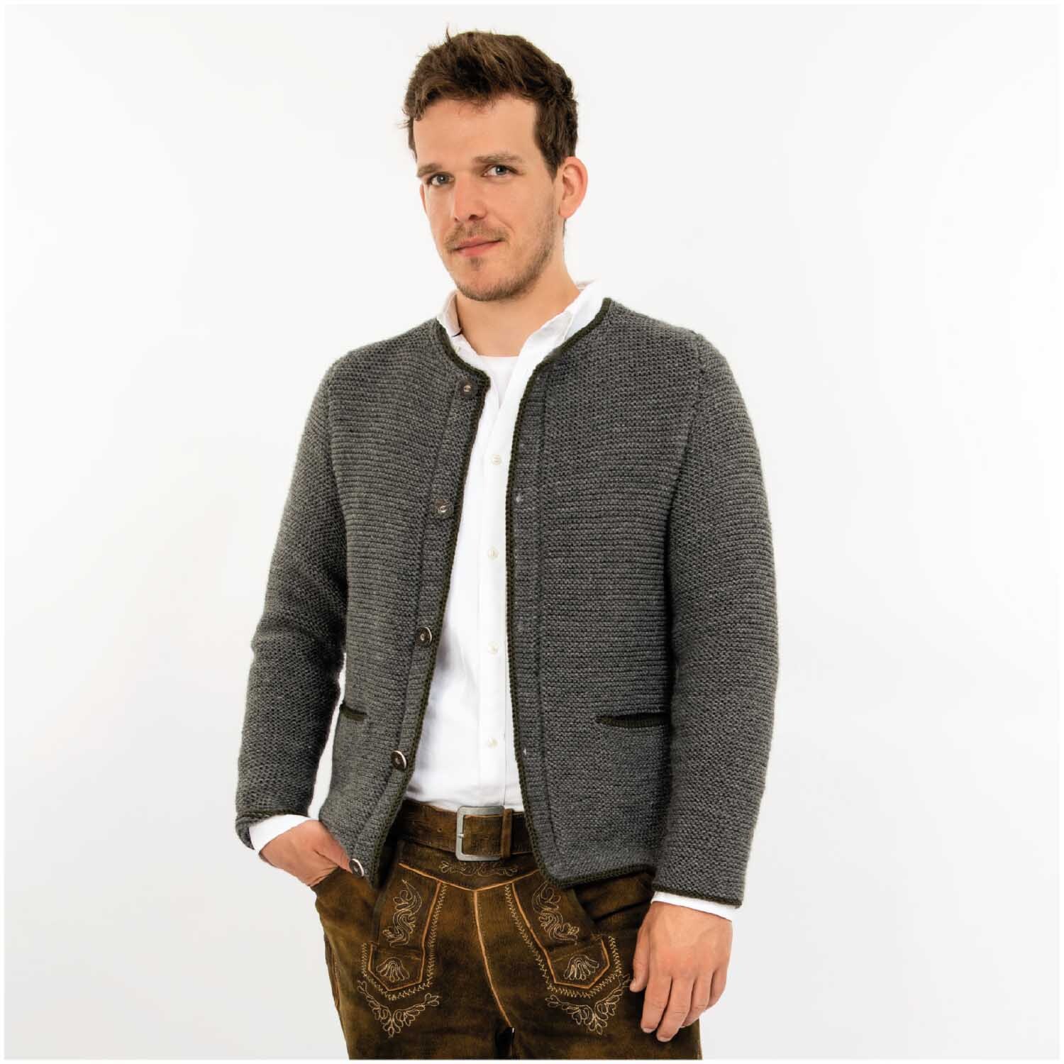 Essentials Soft Merino aran: Graue Strickjacke von Rico Design, getragen von einem Mann in traditioneller Lederhose.