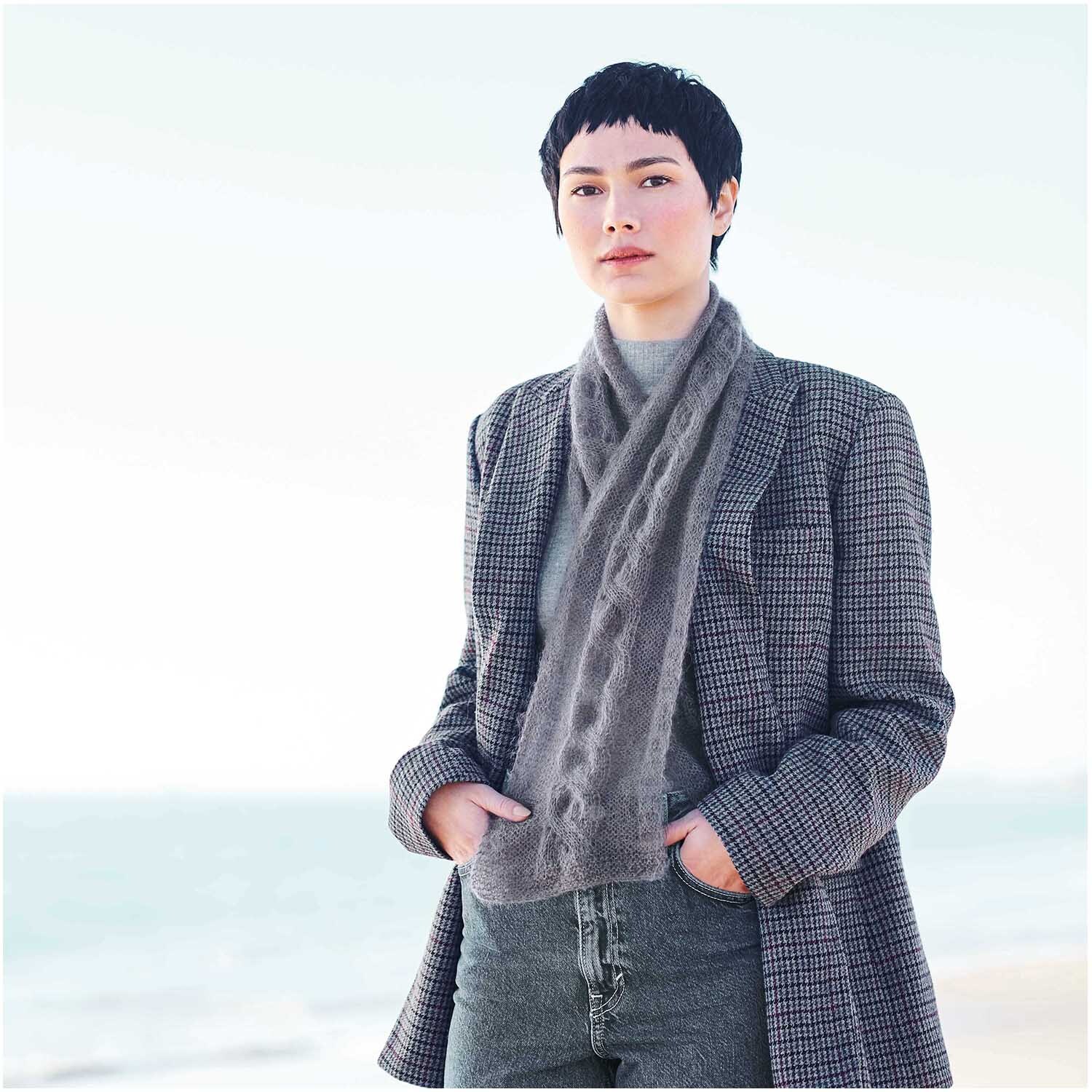 Essentials Baby Alpaca Loves Silk Schal in elegantem Design, getragen von einer Person am Strand.