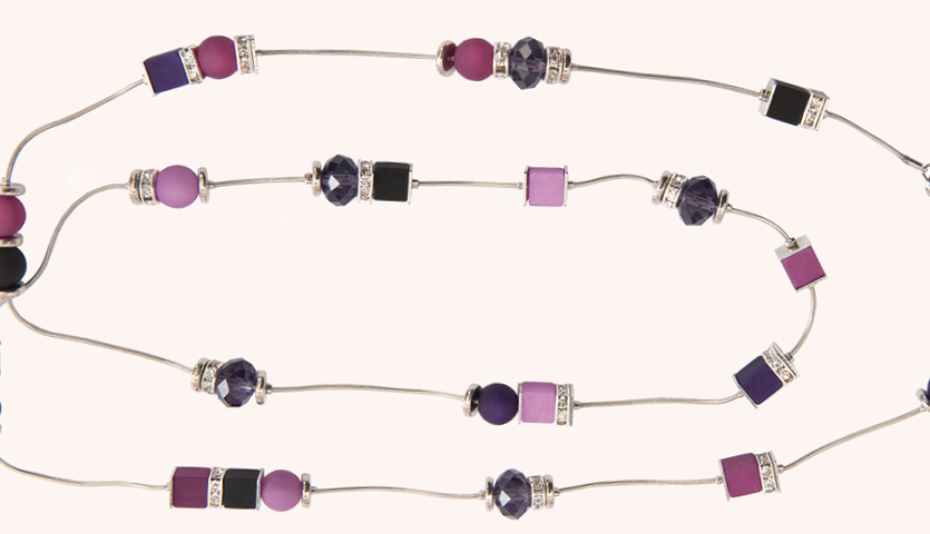 Anleitung Polaris Blumenbox Kette basteln: Bunte Kette mit lila, rosa und schwarzen Perlen.