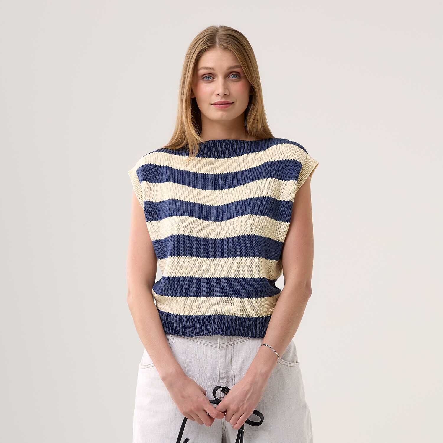 Strickanleitung Gestreiftes Top aus Mille Fili: Frau trägt ein ärmelloses, gestreiftes Oberteil in Blau und Beige.