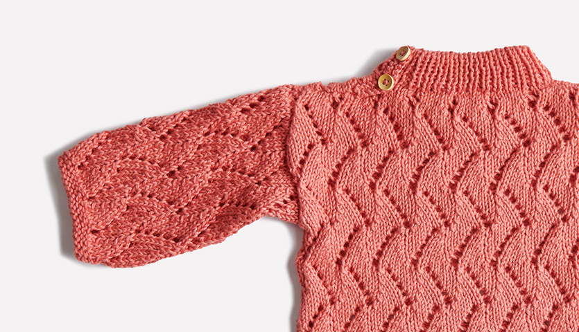 Strickanleitung Longsleeve aus Rico Baby Cotton Soft dk in Zickzackmuster mit Knöpfen am Kragen.