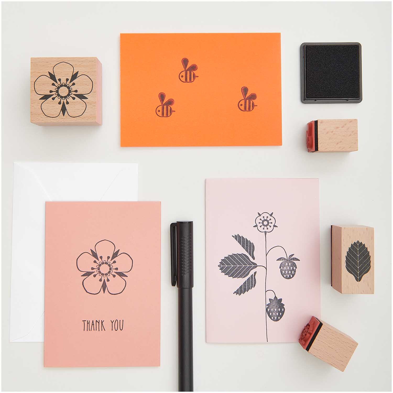 Paper Poetry Stempelset mit Blumen- und Fruchtmotiven, 9-teilig von Rico Design, auf hellem Hintergrund.