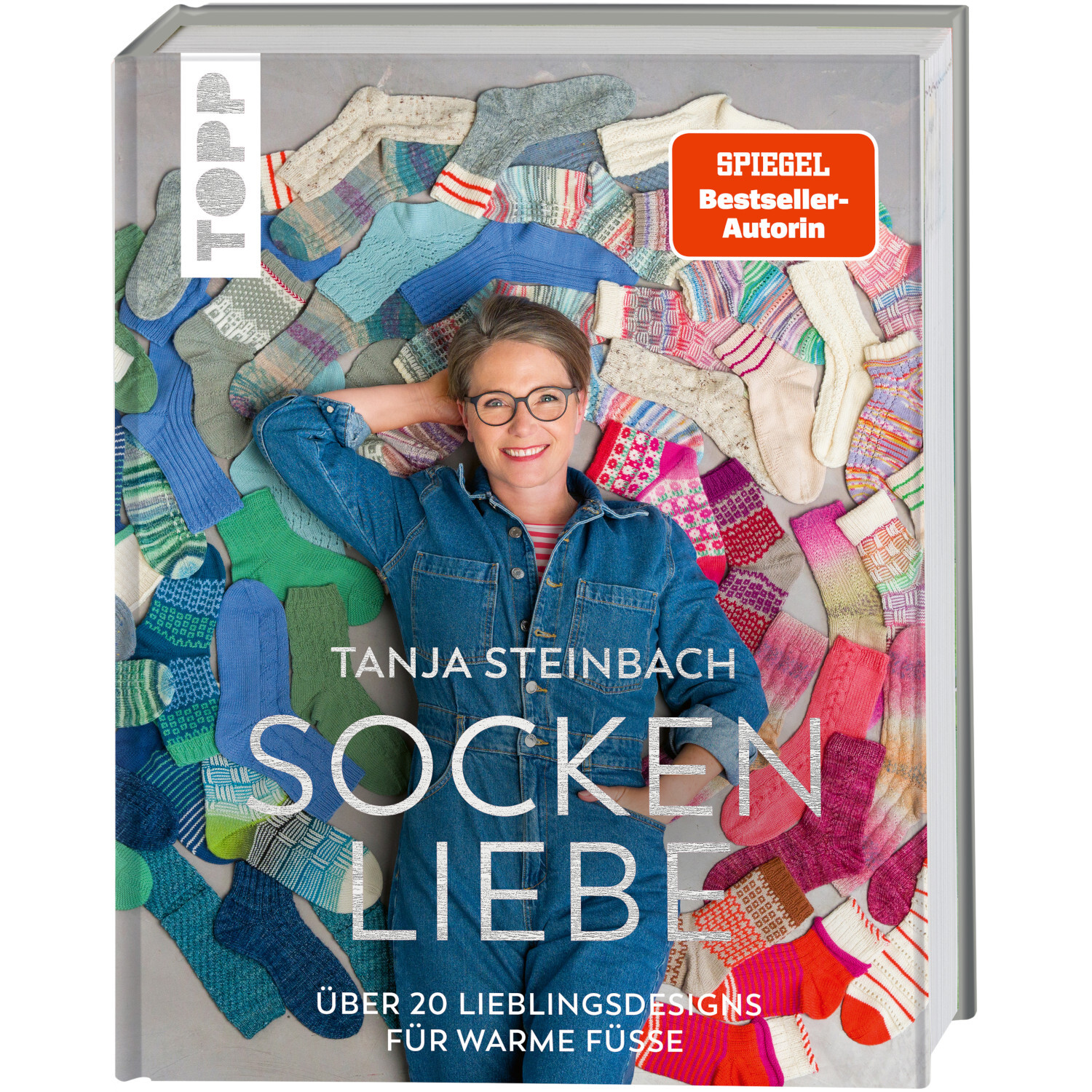 Sockenliebe Tanja Steinbach: Frau in Jeansjacke liegt auf bunten Socken, Buch von TOPP.