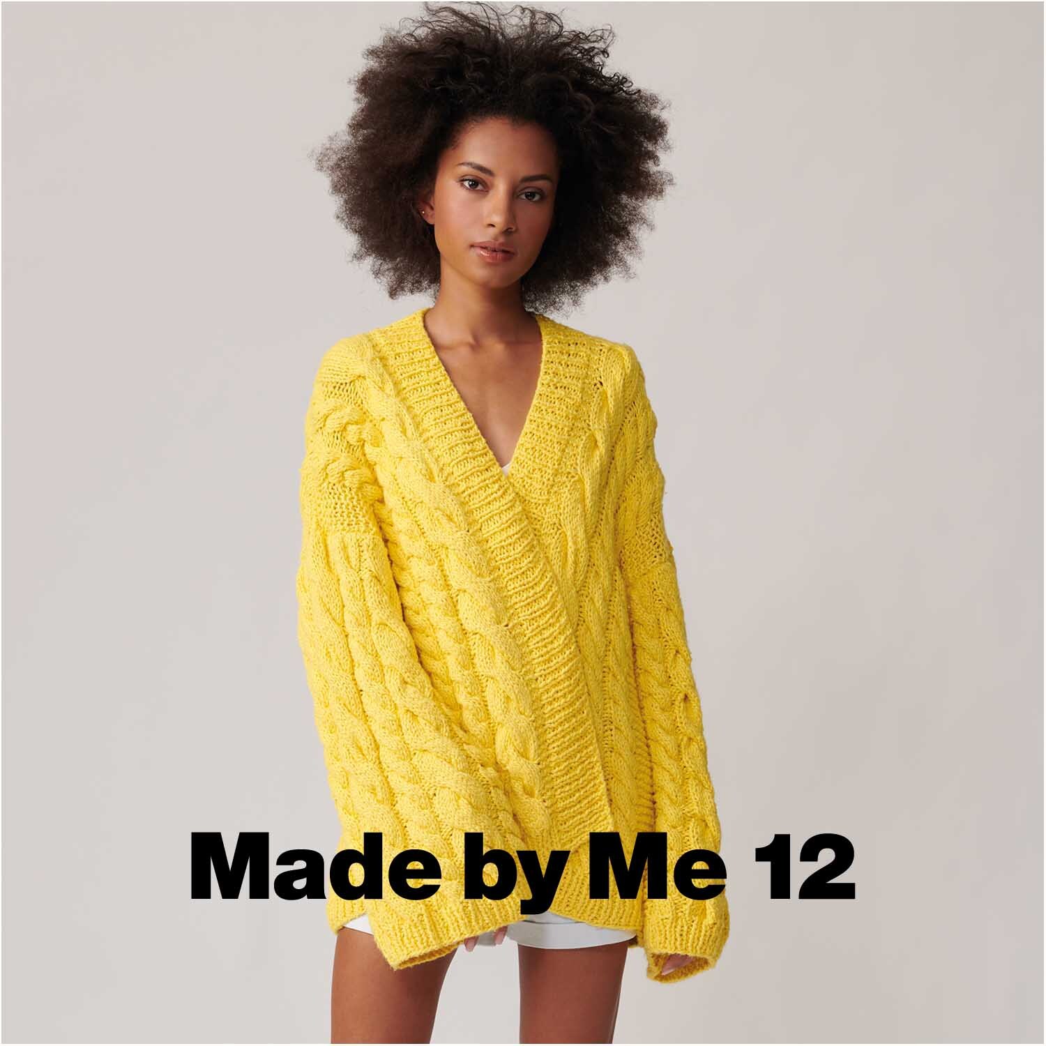 Creative So Cool + So Soft Cotton chunky: Frau trägt pastellgelben Strickpullover von Rico Design.