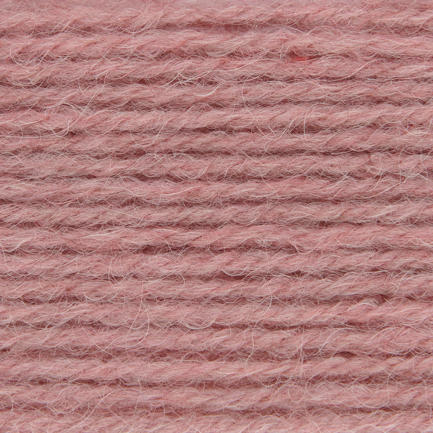 Soft Alpaca, weiches Garn von Rico Design in Rosa, Nahaufnahme der Textur, ideal für Strickprojekte.