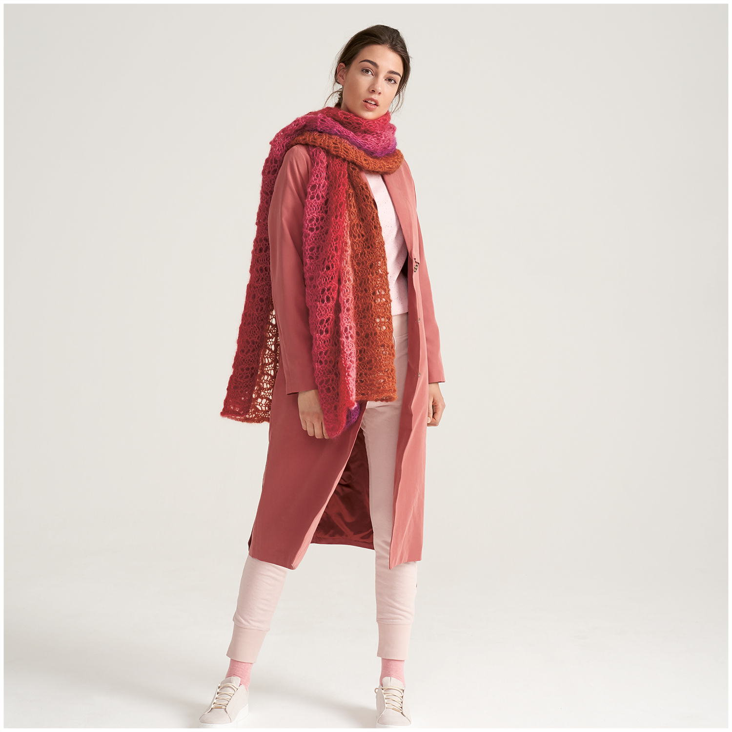 Essentials Super Kid Mohair Loves Silk Colourlove: Frau in rotem Mantel und Schal aus Mohair-Seide, elegant und stilvoll.