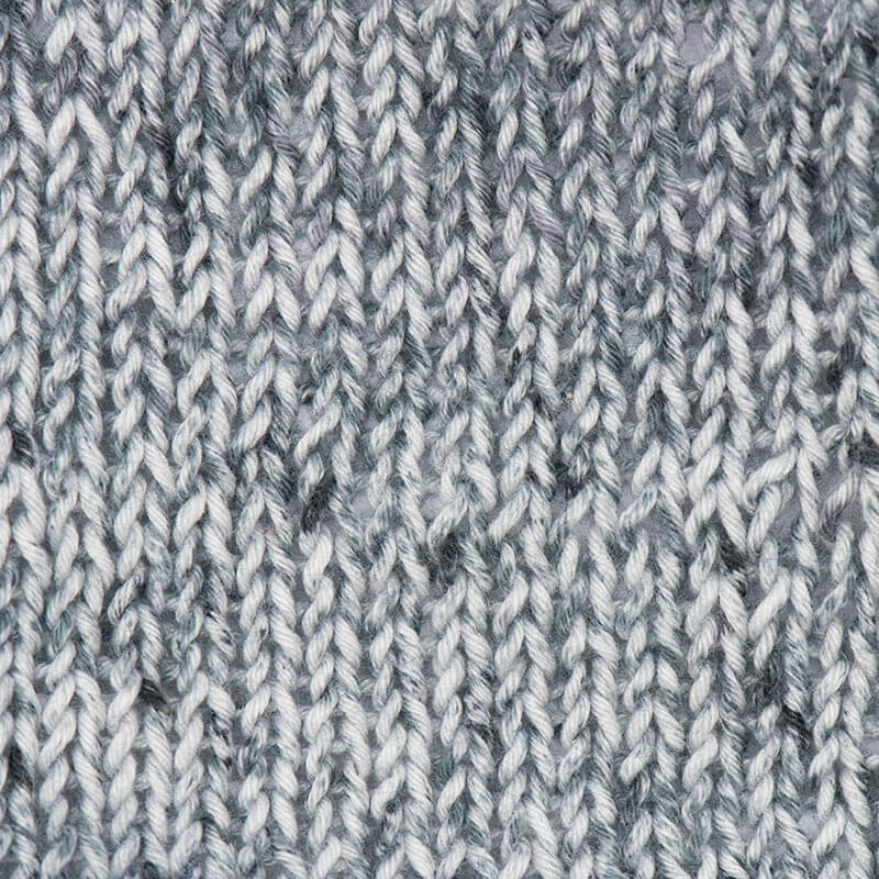 Creative Melange Lace von Rico Design zeigt ein gestricktes Muster in Aqua- und Türkistönen. Ideal für leichte, farbenfrohe Projekte.