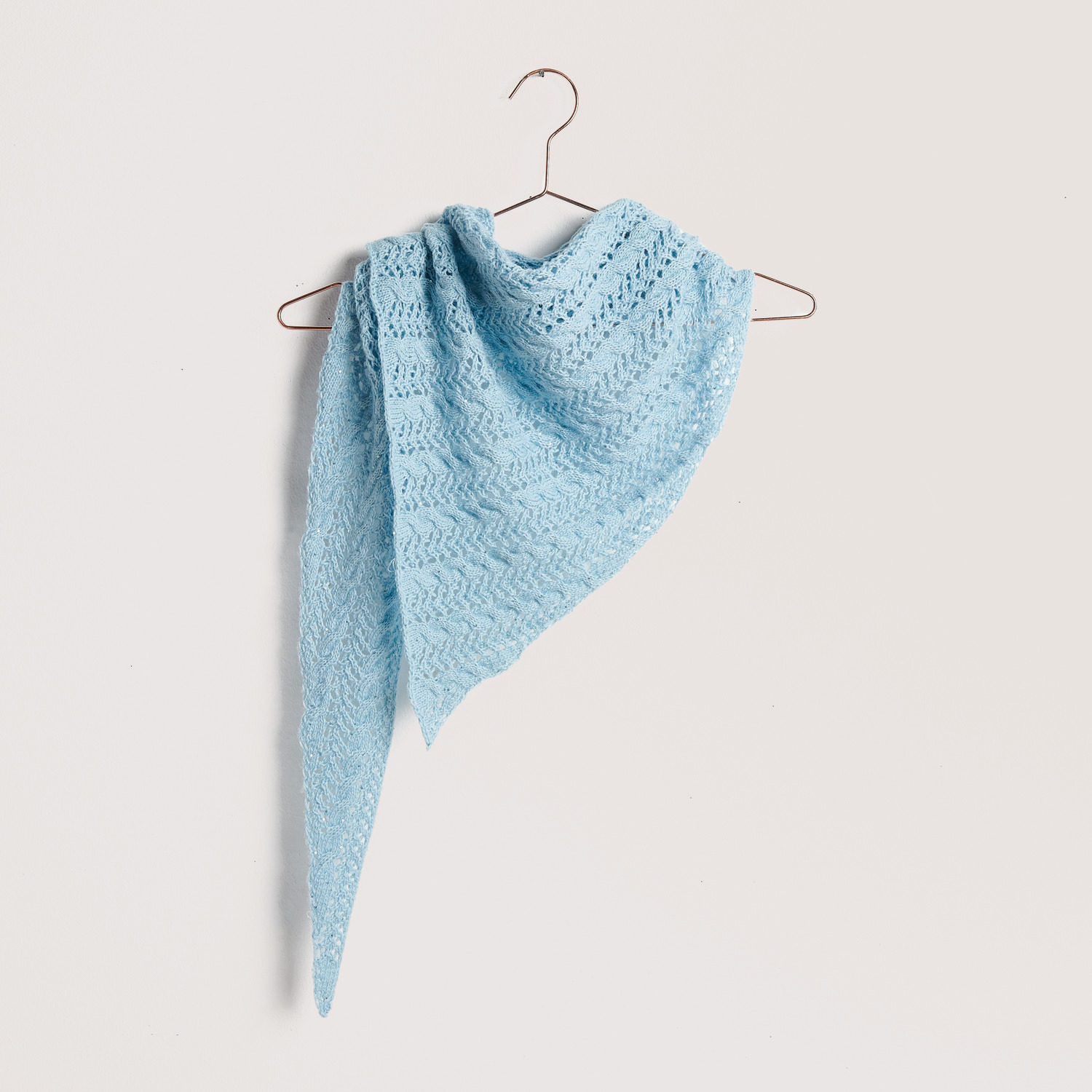 Blaues Tuch auf grauem Hintergrund – zum Strickset