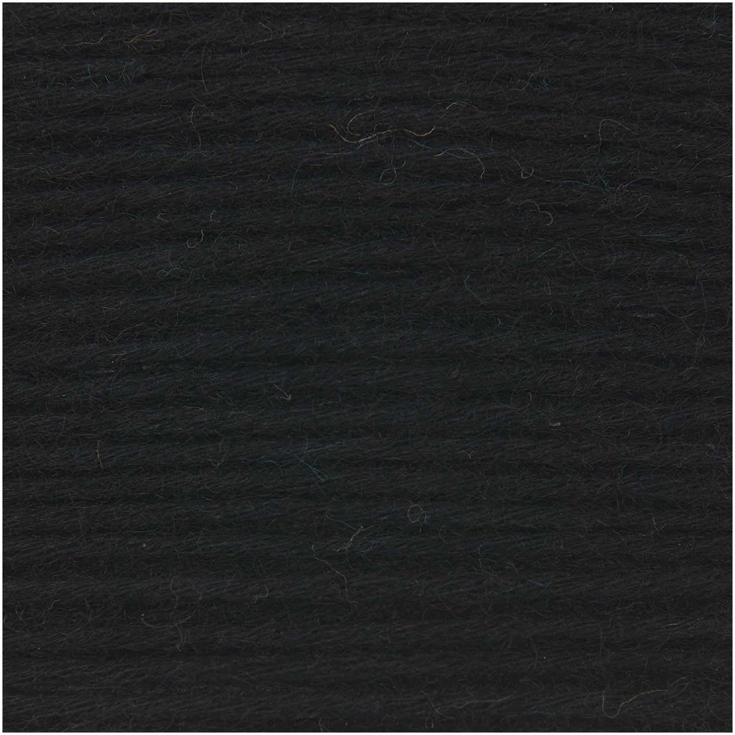 Creative Cotton Fleece dk von Rico Design in Schwarz, 100g 250m. Nahaufnahme der weichen, schwarzen Baumwollfaser.