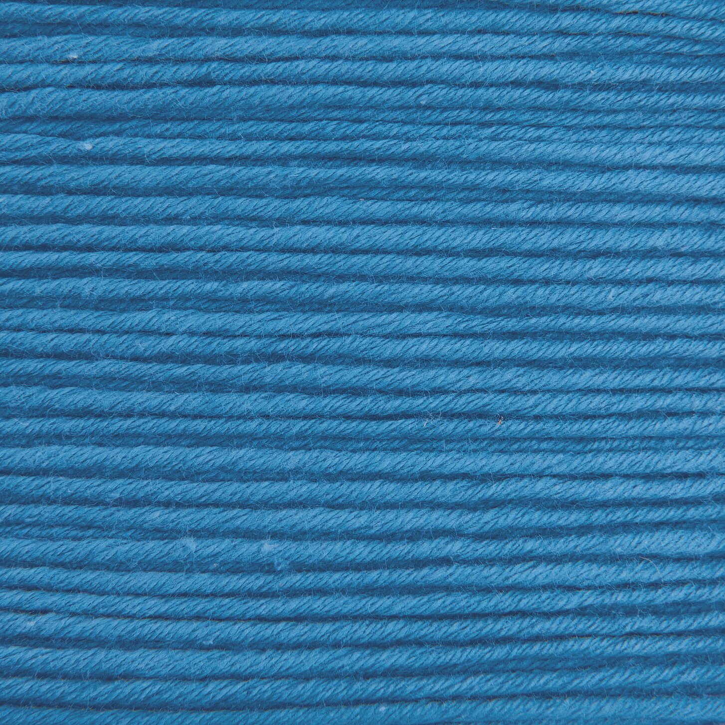 Essentials Organic Cotton aran von Rico Design in himmelblau, 50g Knäuel mit 90m Länge, ideal für Strickprojekte.