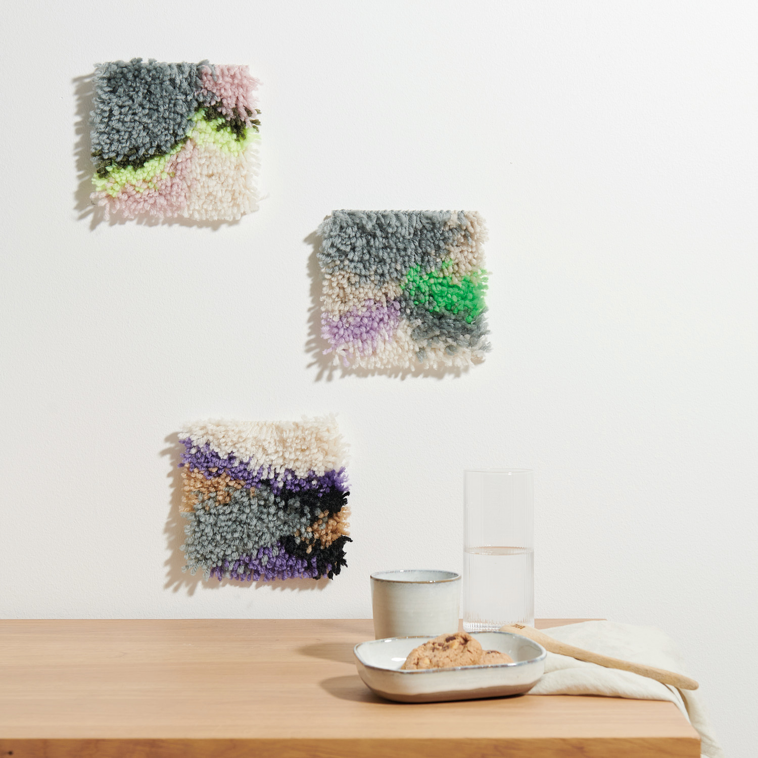 Rico Hooki Hooki Knüpfset Mamorbilder: Drei bunte, texturierte Wandbilder in 14x14cm von Rico Design.