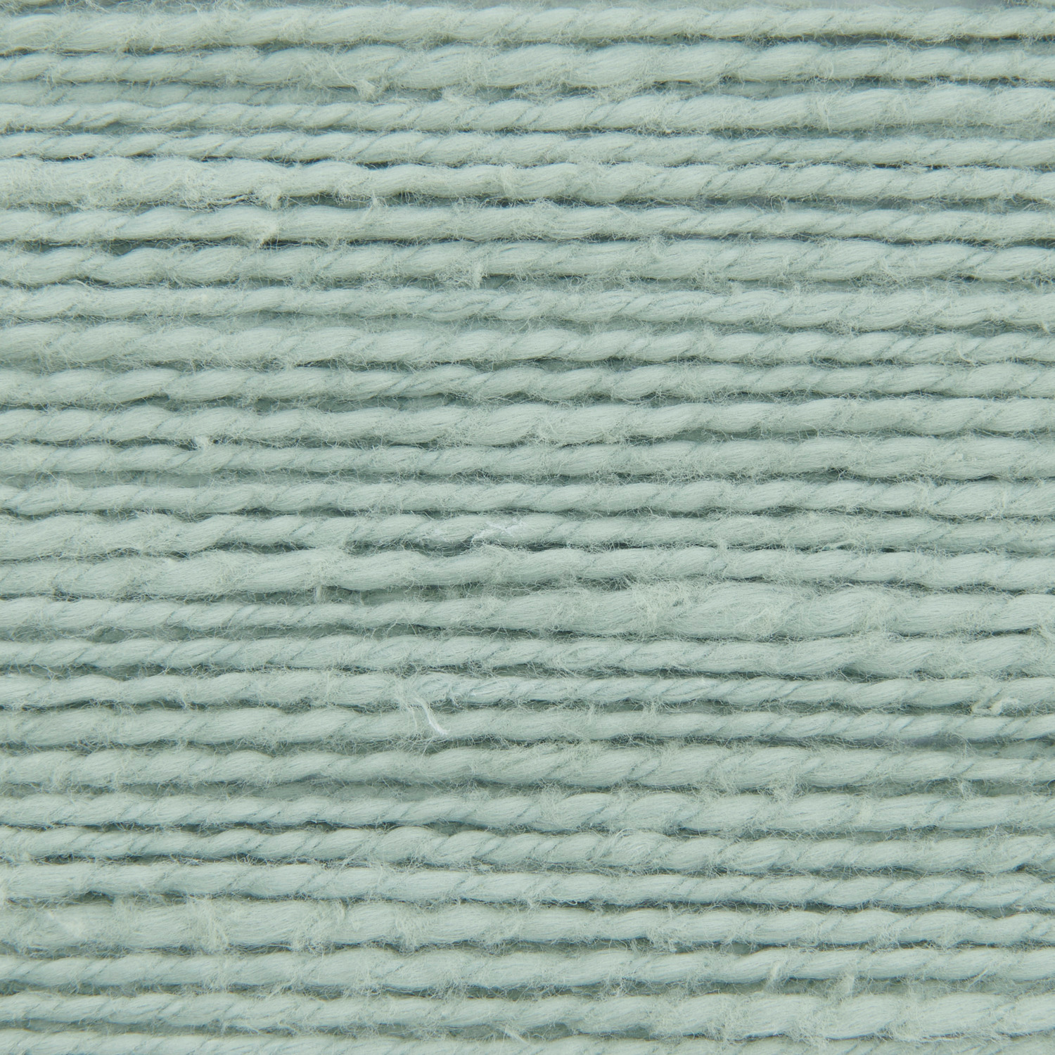 Essentials Super Cotton dk von Rico Design in Salbei zeigt weiche, gleichmäßige Garnstruktur. Perfekt für Strickprojekte, 50g mit 100m Lauflänge.