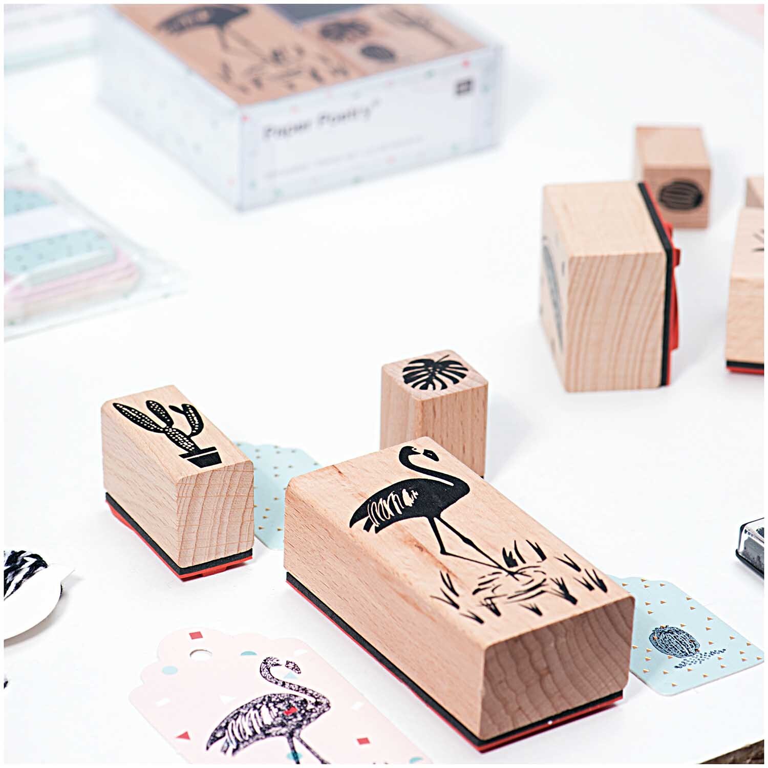 Paper Poetry Stempelset Tropical Spring Flamingo, 5-teilig, zeigt Holzstempel mit tropischen Motiven. Ideal für kreative Bastelprojekte.