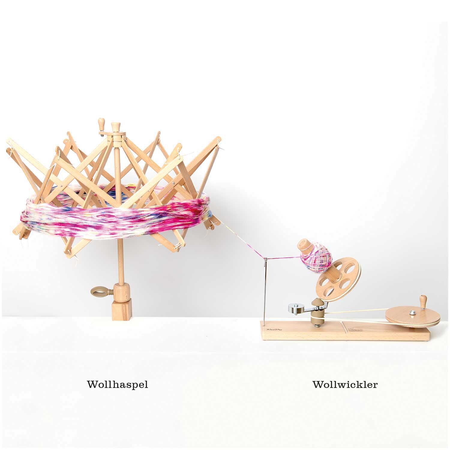 KnitPro Wollhaspel aus Holz in Braun, ideal zum Aufwickeln von Garn, neben einem Wollwickler.