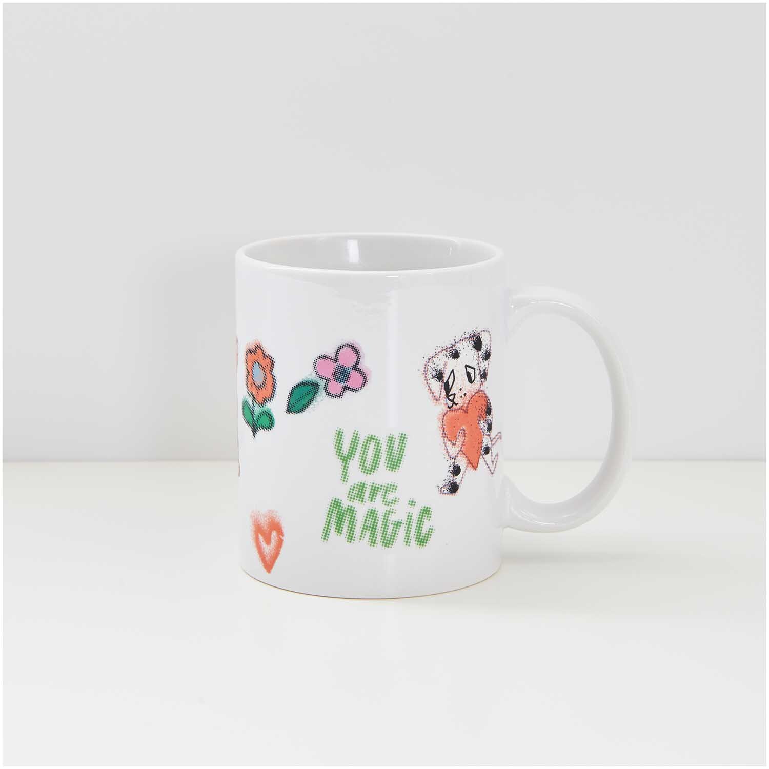 Transfermotiv Spray-Mix 10 Stück: Weiße Tasse mit bunten Blumen und einem Herzmotiv, verziert mit "You are Magic". Ideal für kreative Designs.