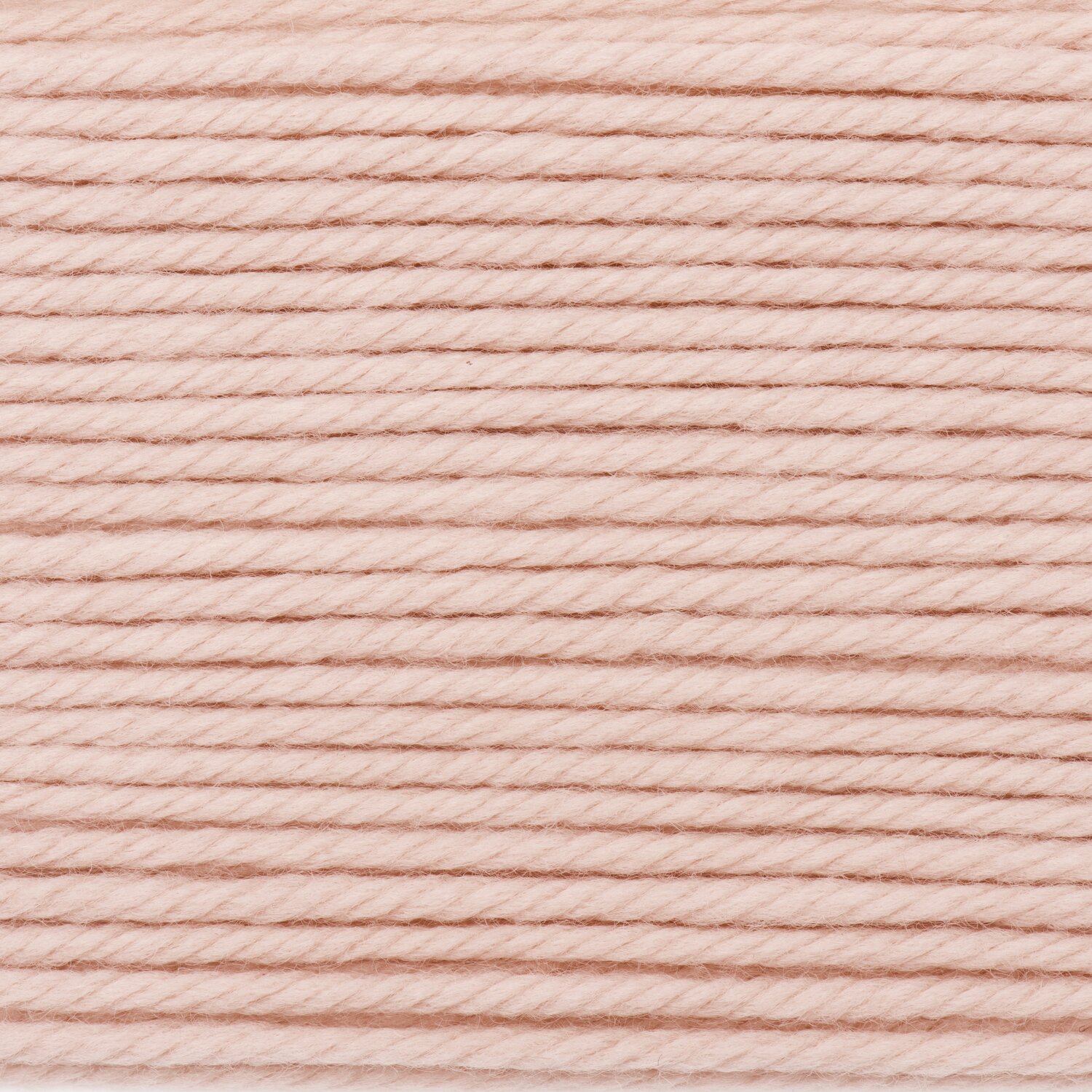 Essentials Mega Wool chunky zeigt gleichmäßig gewickeltes, weiches Chunky-Garn von Rico Design in zartem Ton, ideal für Strickprojekte, 100g 115m