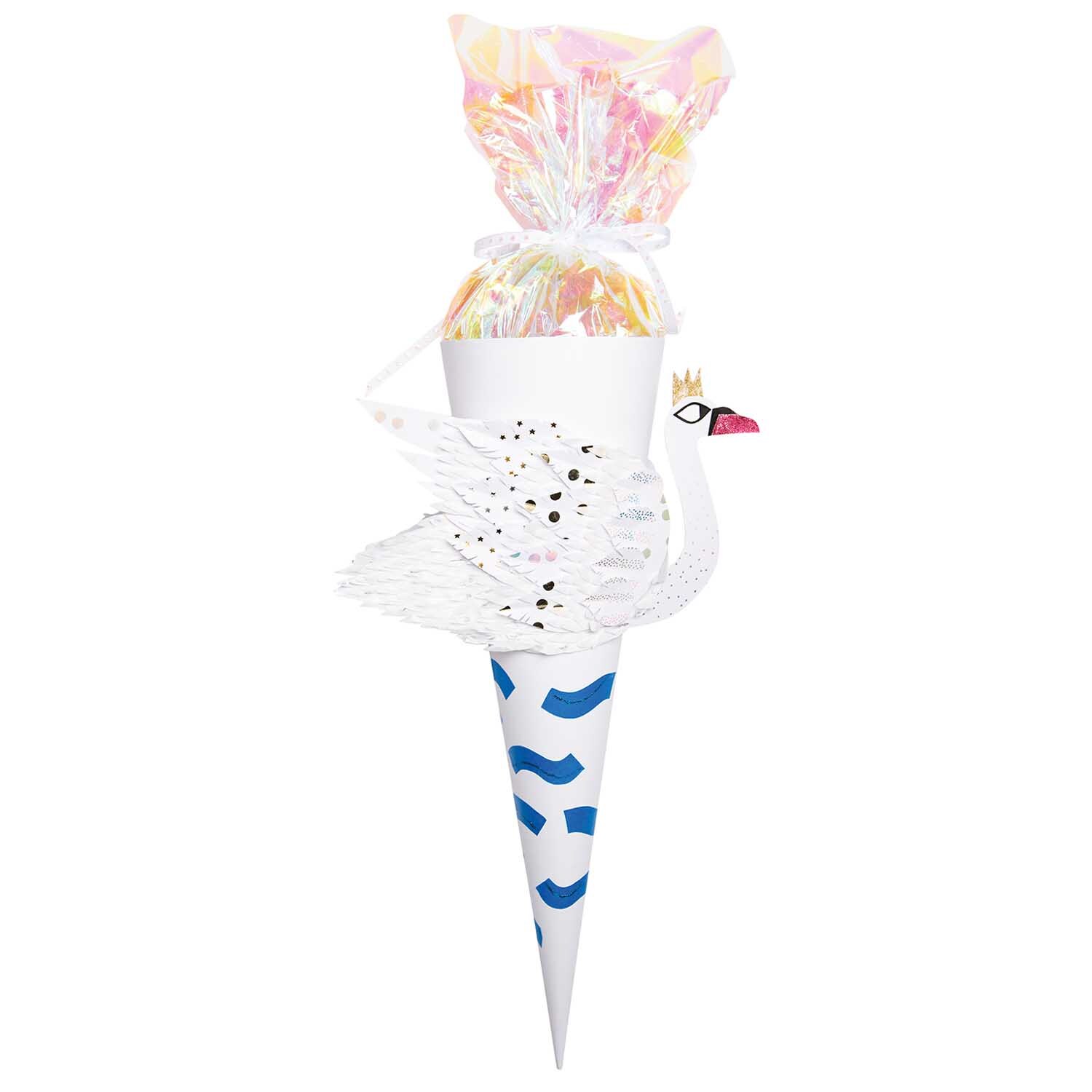 Bastelset Schultüte Schwan von Rico Design: Weiße Schultüte mit Schwanmotiv und buntem Verschluss. Ideal für den Schulanfang.