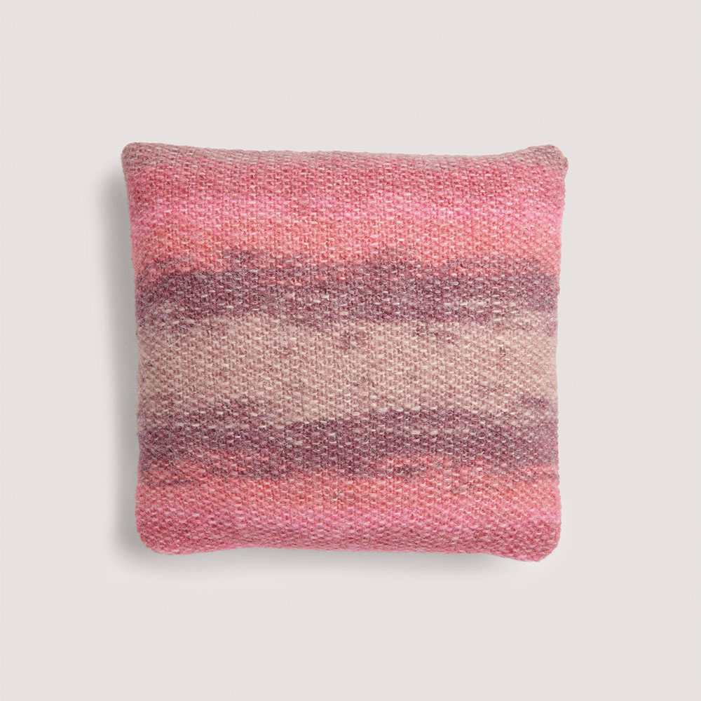 Rosa Kissen auf grauem Hintergrund – zum Strickset