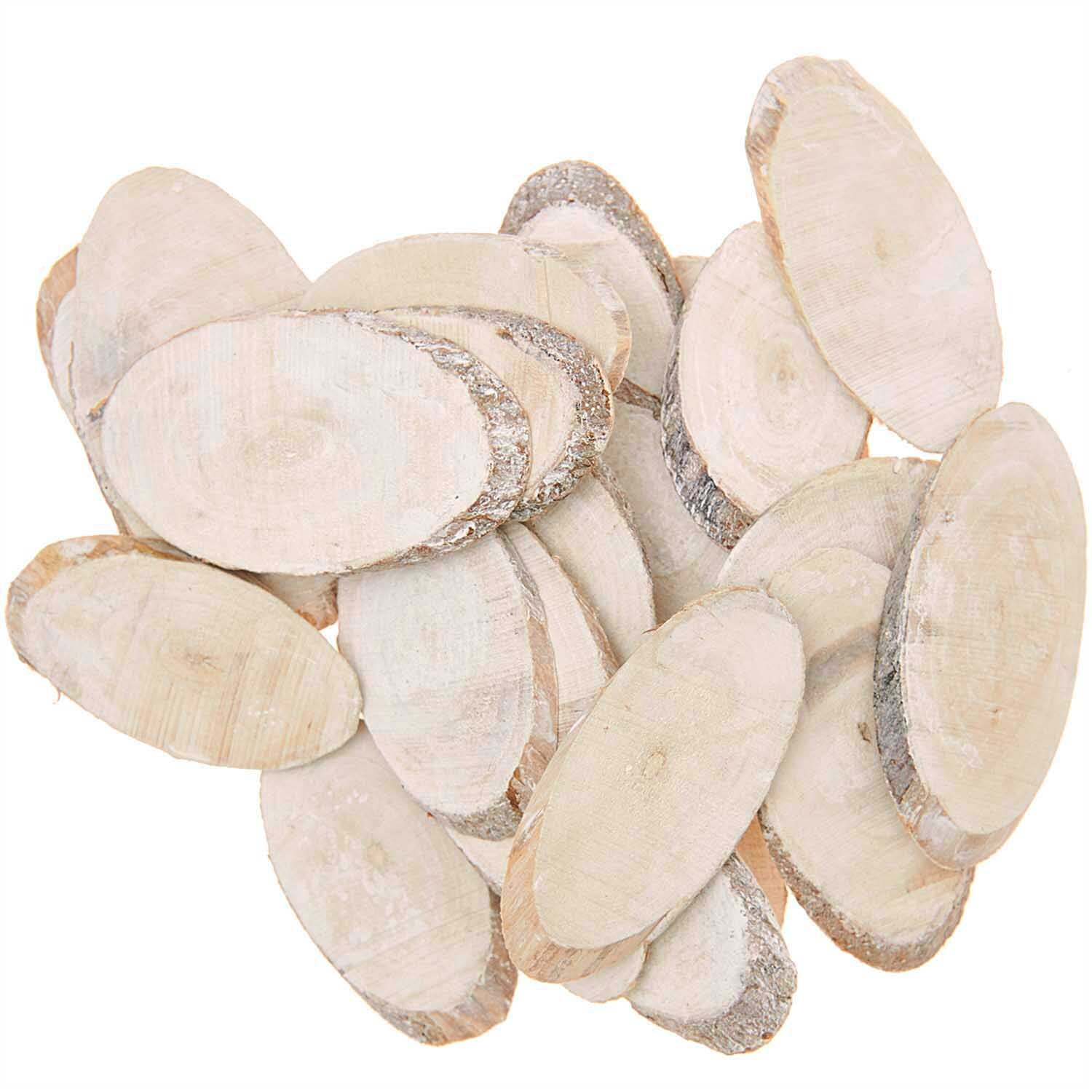 Holzscheiben oval beschneit 200g: Mehrere ovale, beschneite Holzscheiben von Rico Design, ideal für Dekorationen.