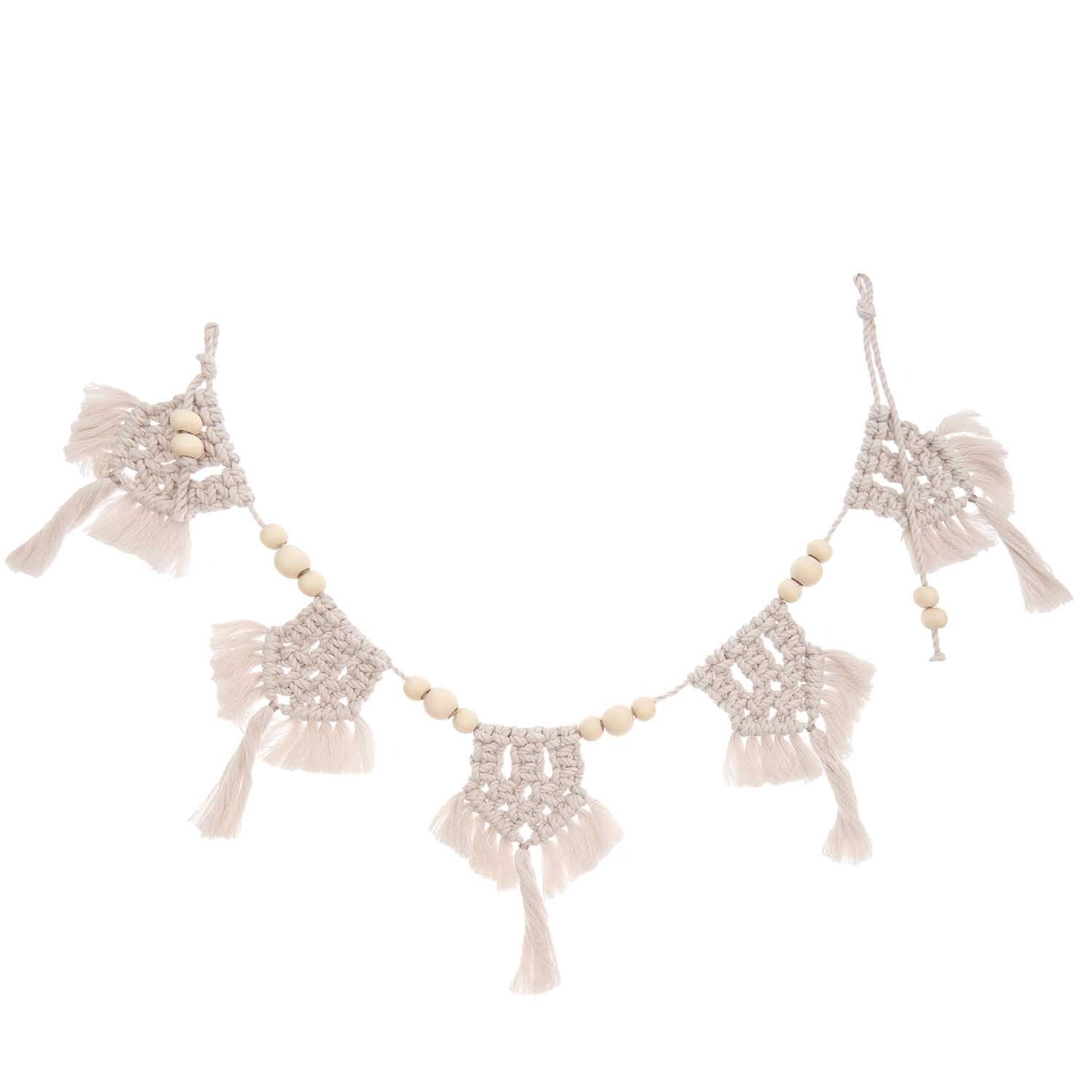 Makramee Set Girlande aus Rico Macrame: Handgefertigte Girlande in Beige mit Holzperlen und Fransen, ideal für Boho-Dekor.