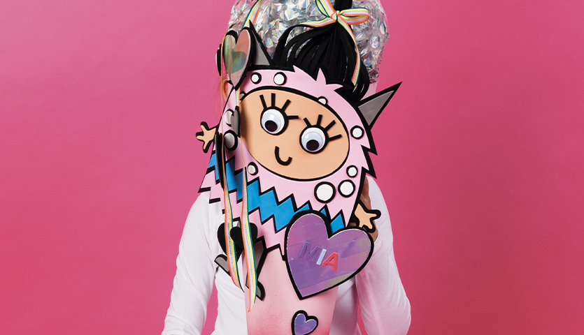 Bastelanleitung Monster-Schultüte für Mädchen: Buntes Monsterdesign mit Herzmotiv auf pinkem Hintergrund. Ideal für den Schulanfang.
