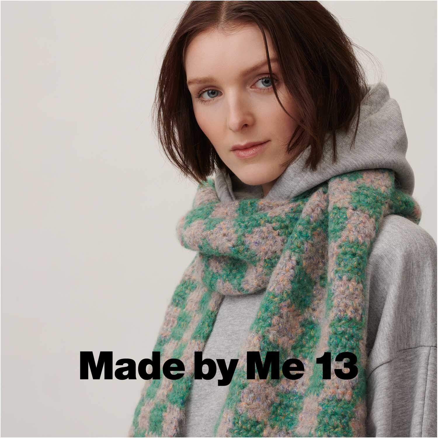 Fashion Alpaca BLING BLING: Frau trägt einen karierten Schal in Grün von Rico Design, passend zu einem grauen Hoodie.