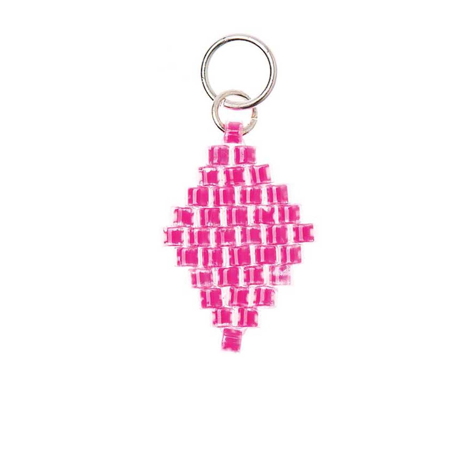 Mix it Up - Schmuckanhänger in Rautenform, leuchtend pink, von Rico Design, auf schwarzem Hintergrund.