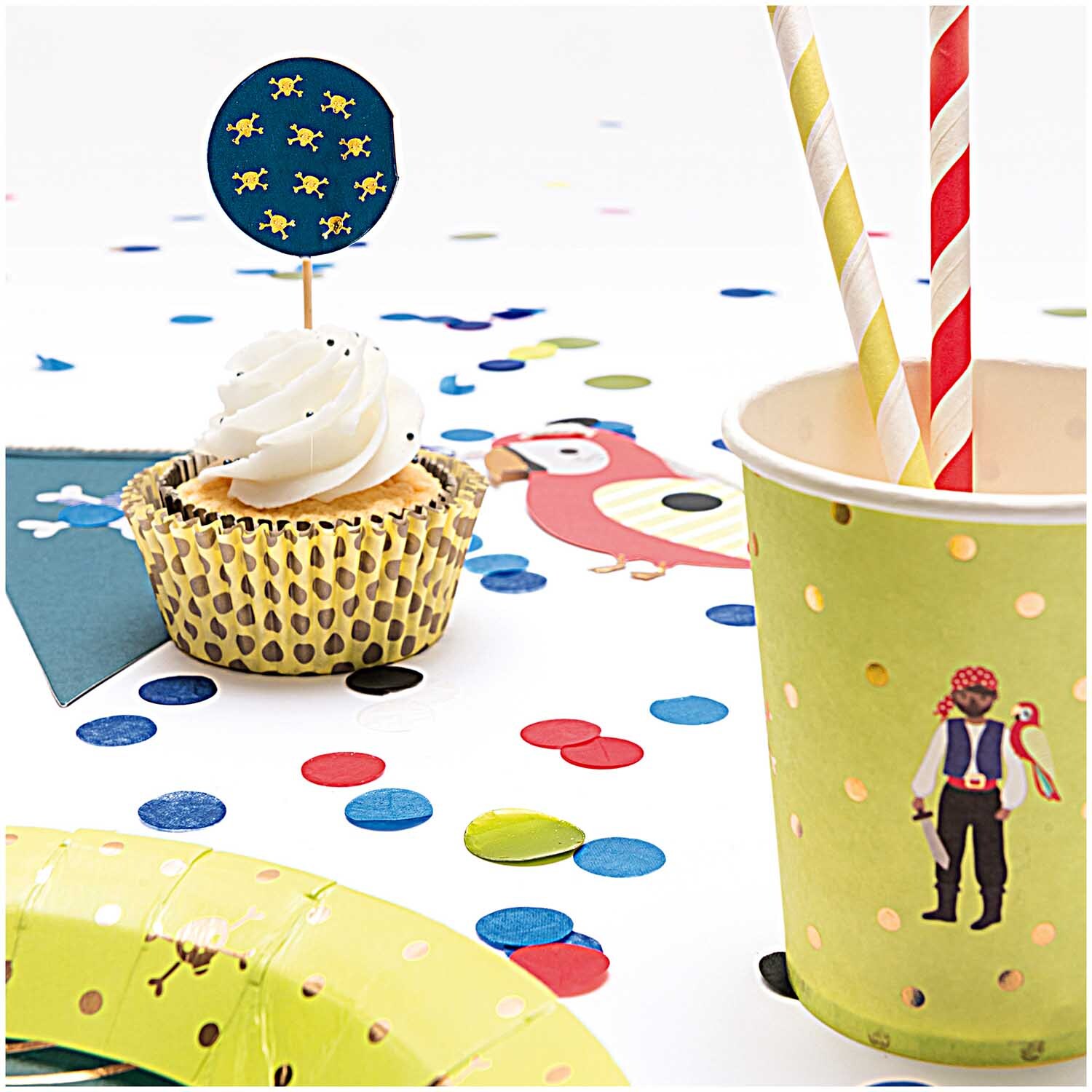 Paper Poetry Papierstrohhalme Mix sorbet 24 Stück, dekorativ in einem Party-Setup mit bunten Konfetti und einem Cupcake.