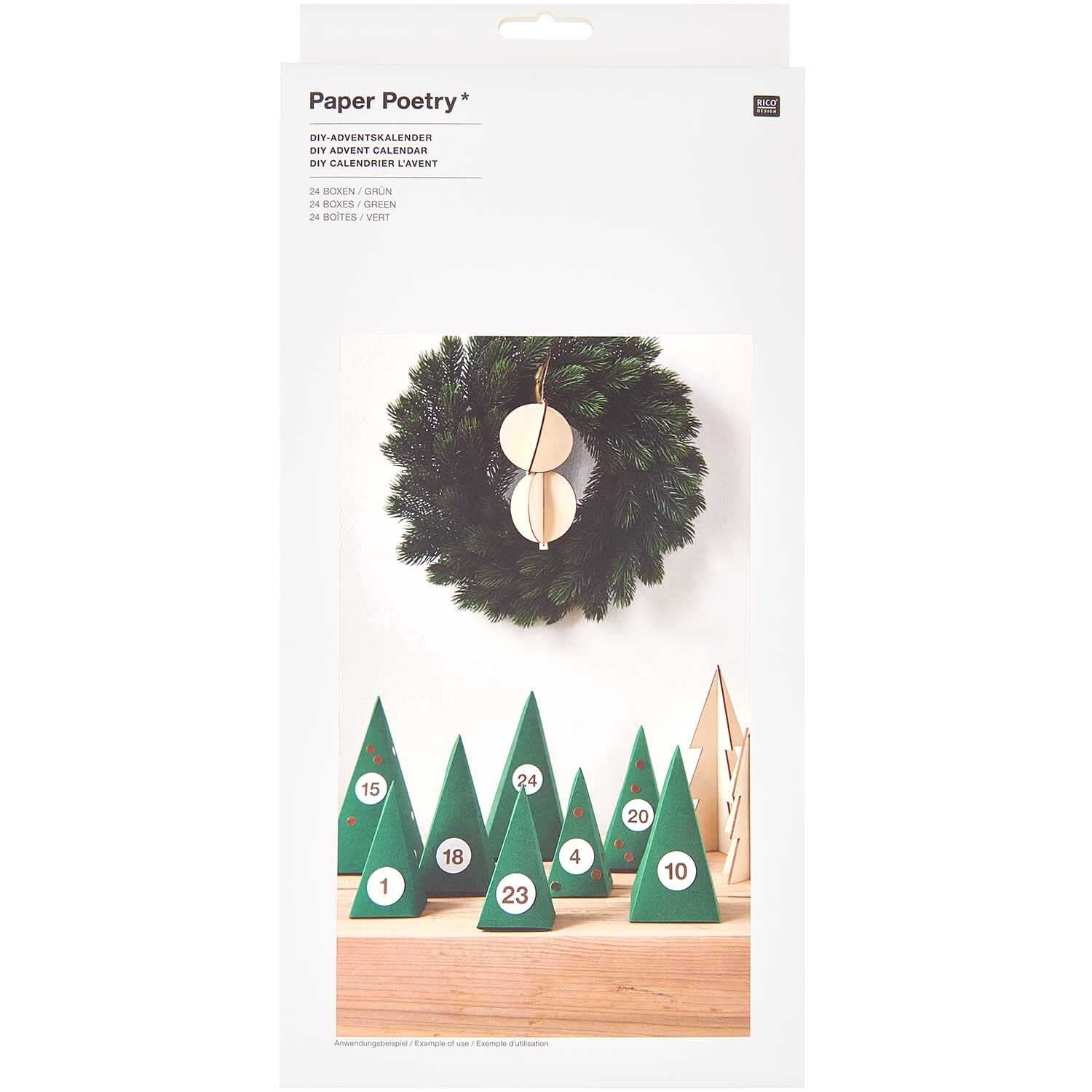 Paper Poetry Adventskalender Bäume 24 Stück von Rico Design. Grüne, nummerierte Baumformen vor einem Kranz.