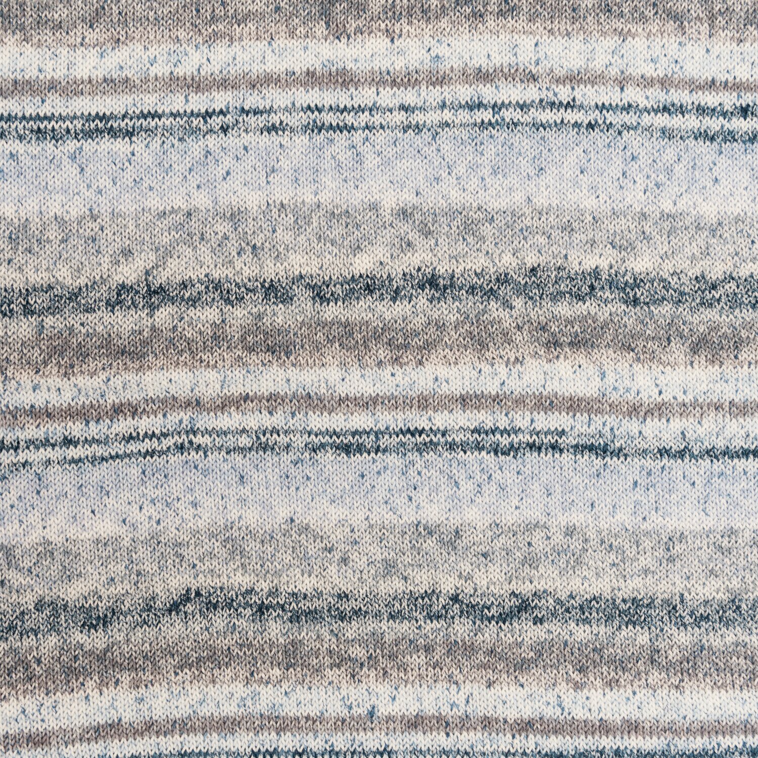 Creative Melange Lace von Rico Design zeigt ein gestricktes Muster in Denim Mix mit sanften Streifen in Blau- und Beigetönen.