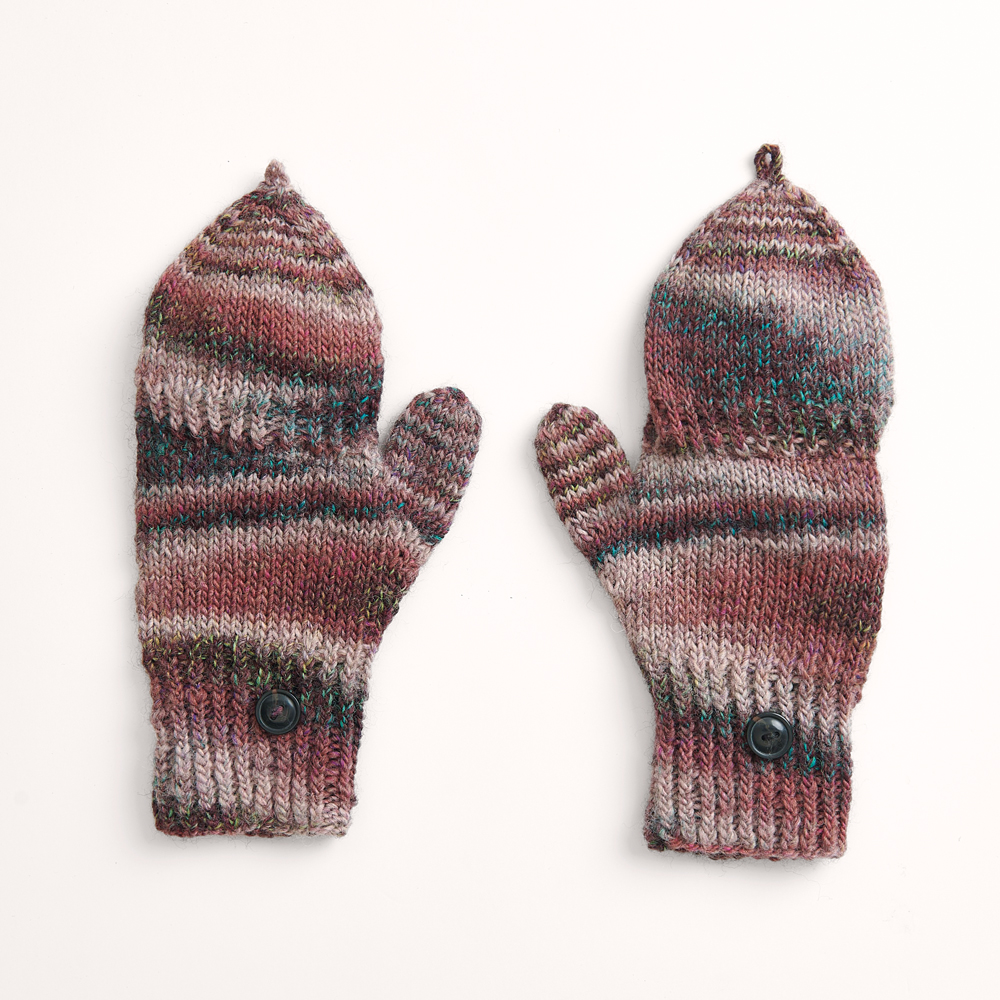 Fäustlinge auf grauem Hintergrund – zum Strickset