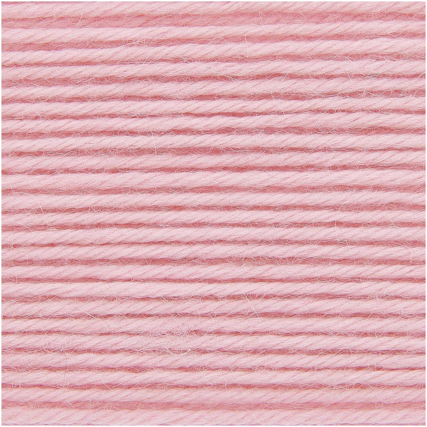 Essentials Baby Alpaca & Merino aran Wolle in zartem Rosa von Rico Design, 50g Knäuel, 100m Länge. Ideal für weiche Strickprojekte.