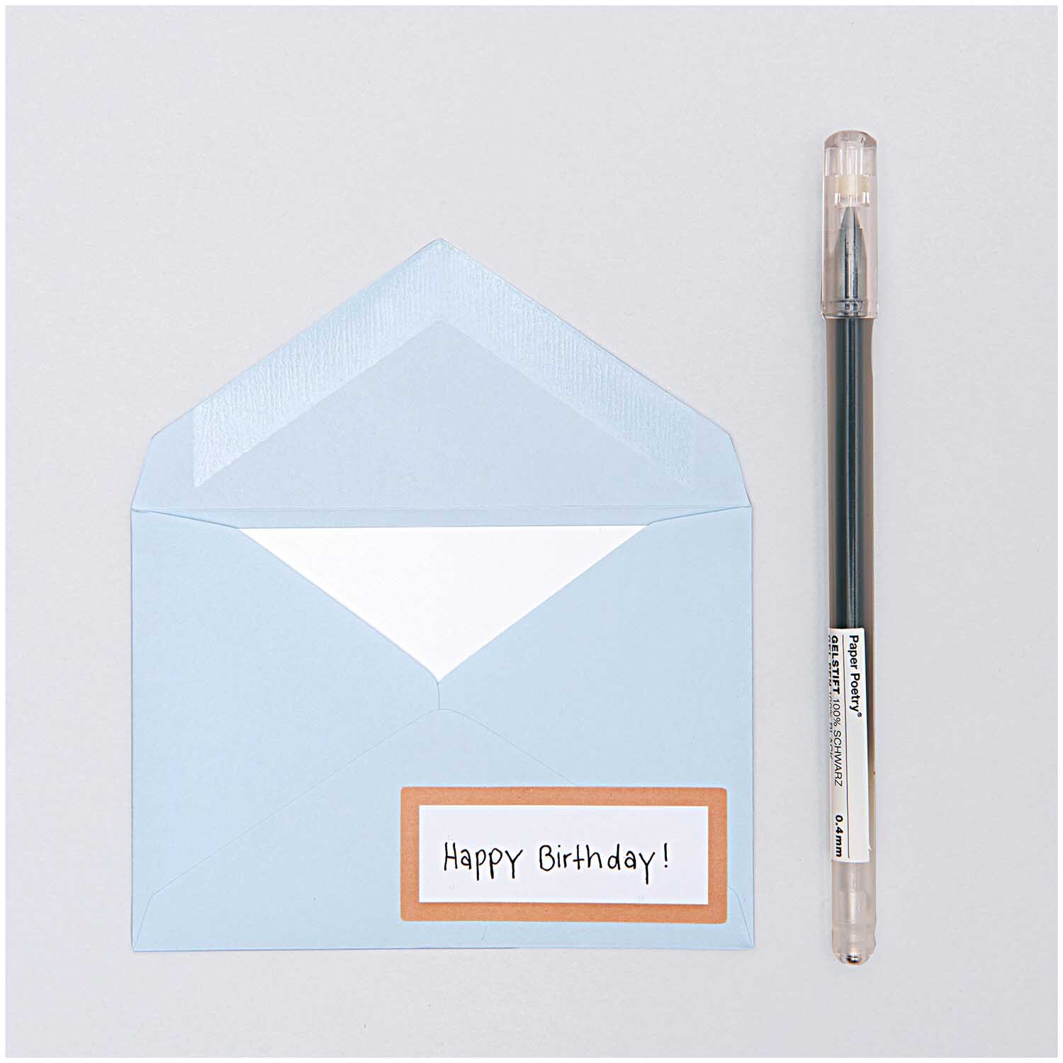 Paper Poetry Office Sticker Etiketten auf einem blauen Umschlag mit Stift, ideal für Geburtstagsgrüße.