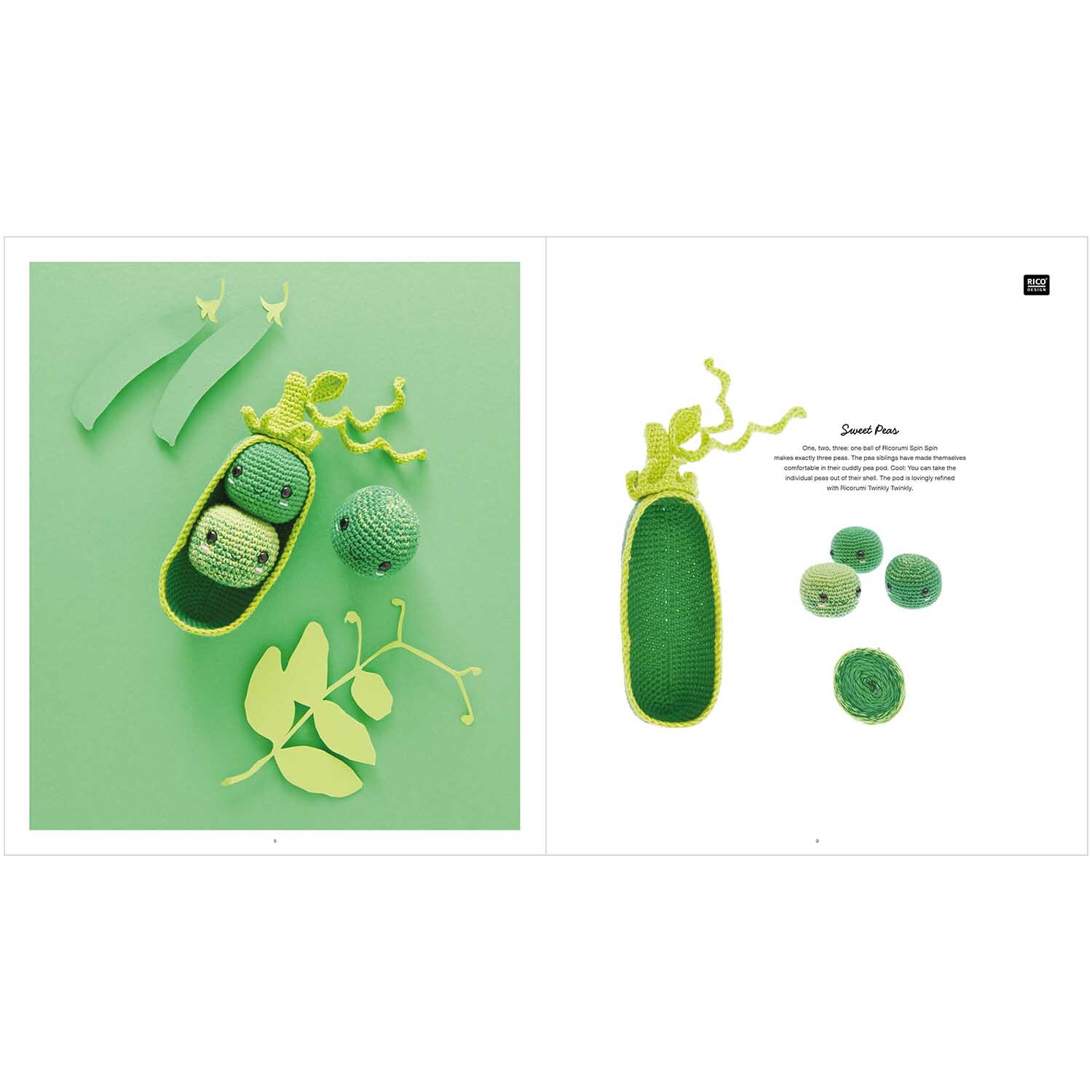 Ricorumi Fresh Friends englisch: Gehäkelte grüne Erbsen in einer Schote, präsentiert von Rico Design.