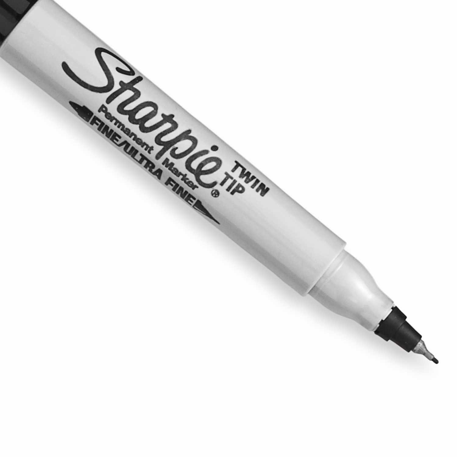Twin Tip Permanentmarker mit zwei Spitzen, ideal für präzises Schreiben und Zeichnen.