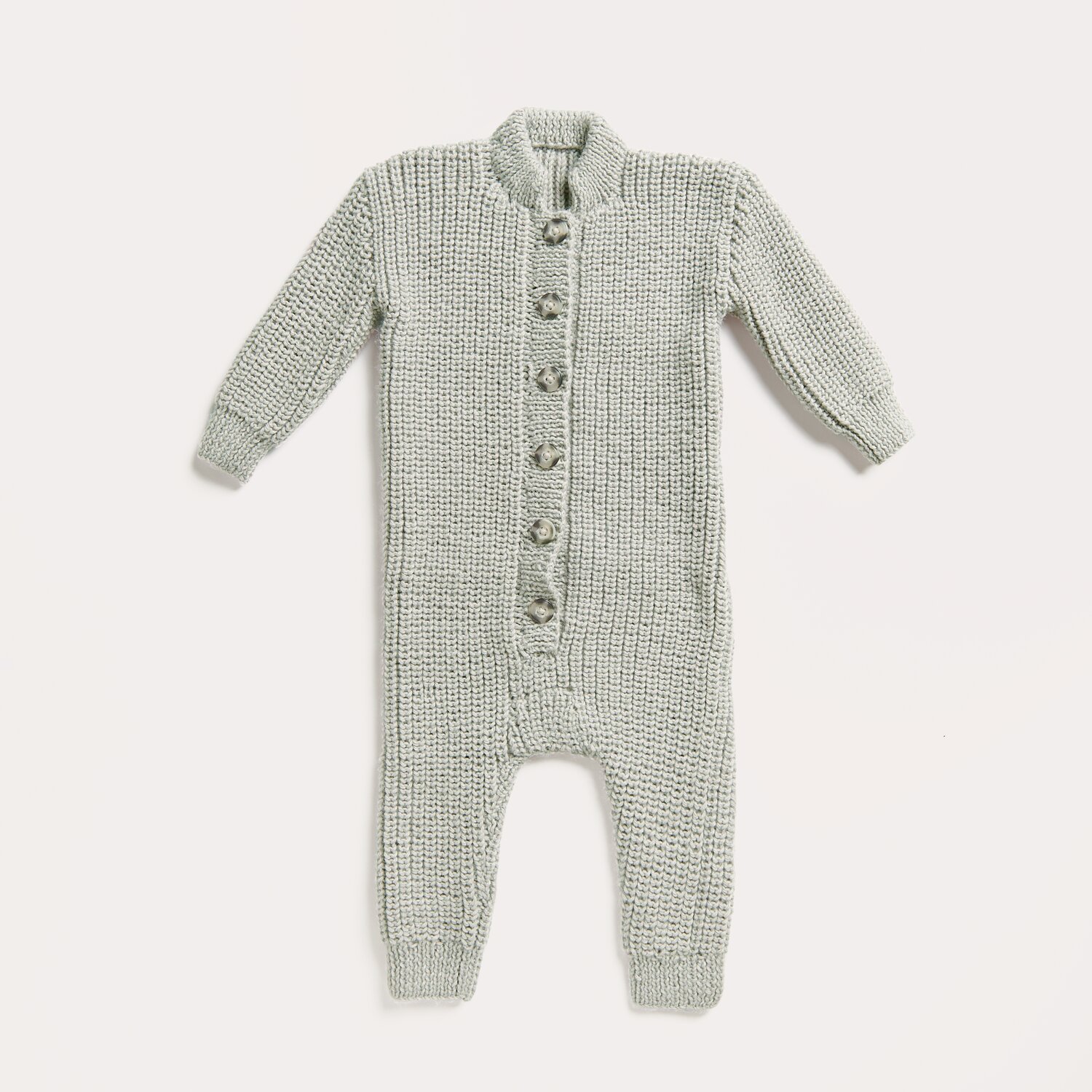 Strickset Strampler Modell 08 aus Baby 042 in Silbergrau. Weicher Einteiler mit Knopfleiste.