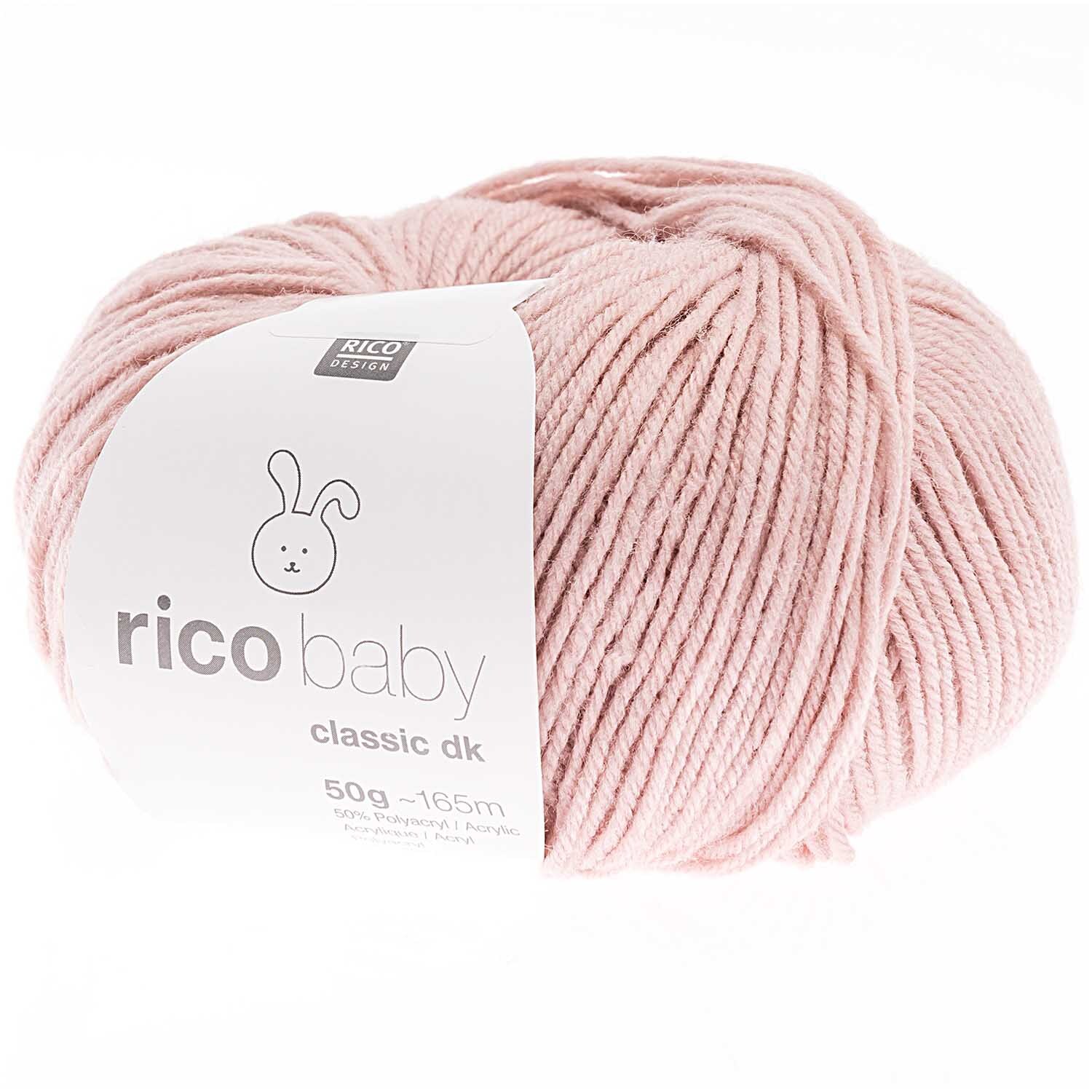 Strickset Kleid Modell 04: Weiches, rosa Garnknäuel von Rico Baby für kreative Strickprojekte.