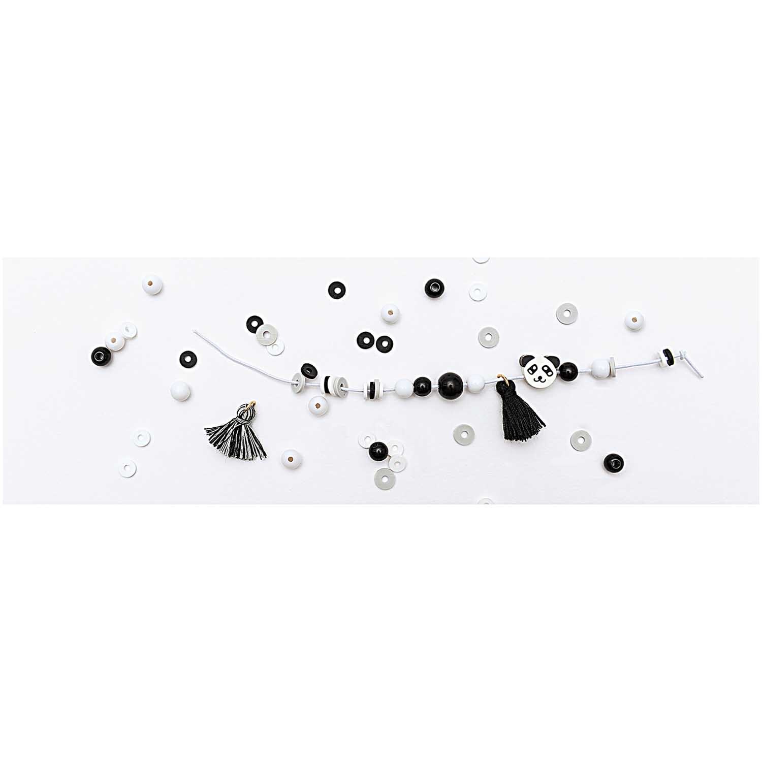 Mini Perlen Armband Set in Schwarz-Weiß mit Quasten und Perlen von Rico Design auf weißem Hintergrund.