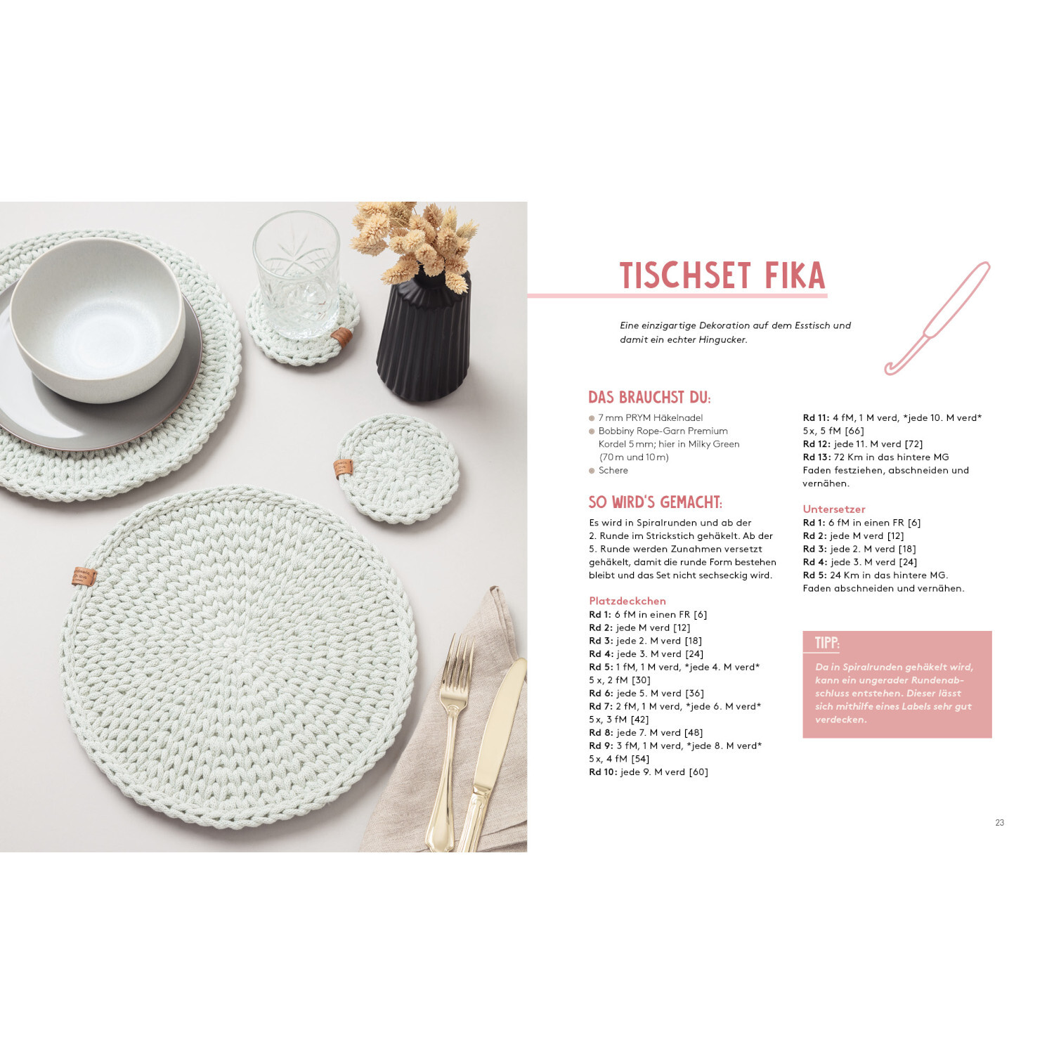 Hej. Mit Rope-Garn häkeln: Tischset Fika in sanften Tönen, stilvoll arrangiert mit Geschirr und Besteck. Ideal für kreative Häkelprojekte.
