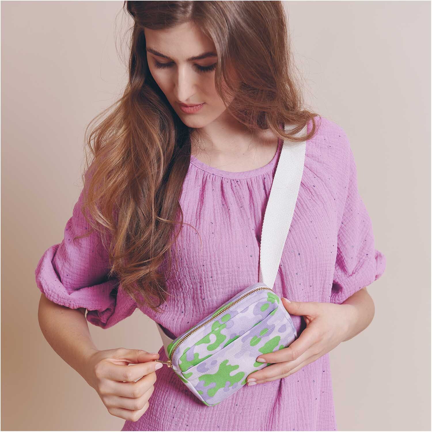Meterware Krinkelmusselin flieder Hot Foil: Frau in fliederfarbenem Kleid mit bunter Tasche von Rico Design.