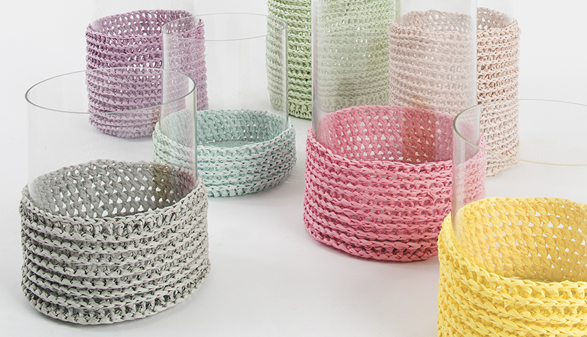 Häkelanleitung Windlichter: Bunte, gehäkelte Überzüge in Pastellfarben schmücken Glaswindlichter.