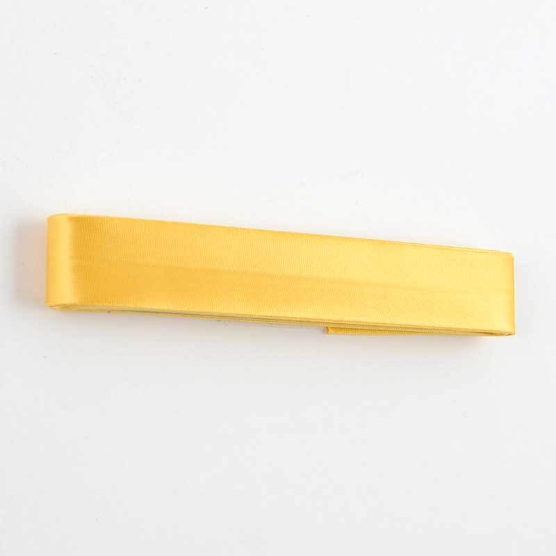 Schrägband 20mm Satin 2m in Zitronengelb von Gütermann, aufgerollt auf weißem Hintergrund.