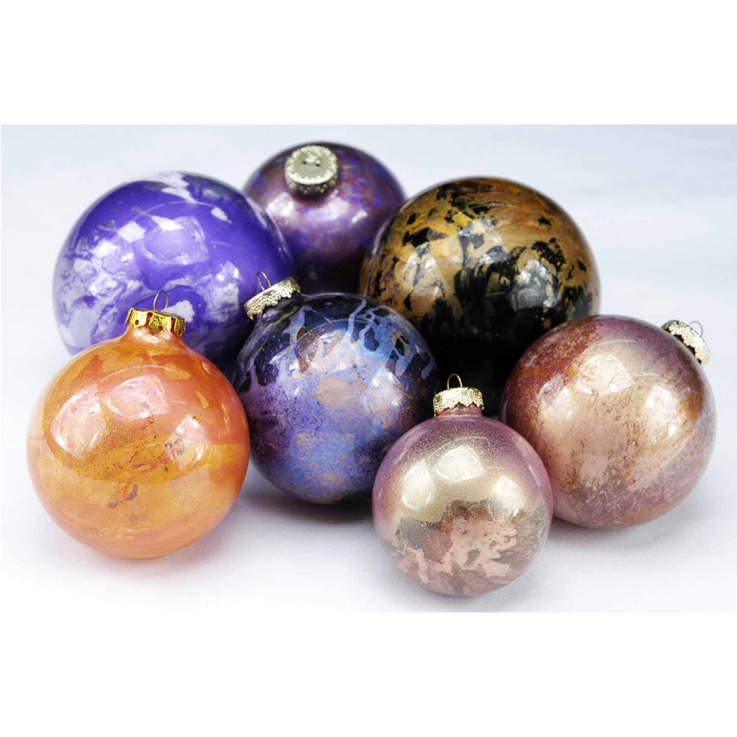 Pearl Ex Powdered Pigments 3g: Bunte, glänzende Weihnachtskugeln in verschiedenen Farben, dekoriert mit Jacquard-Pigmenten.