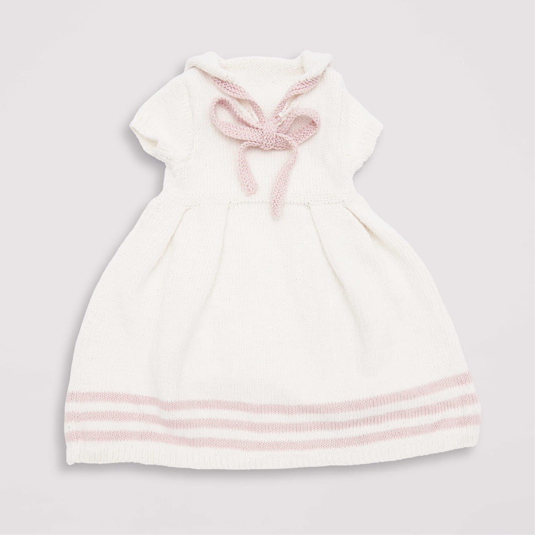 Gestricktes Babykleid weiß mit rosa: Modell 05 aus dem Heft Rico Baby 039