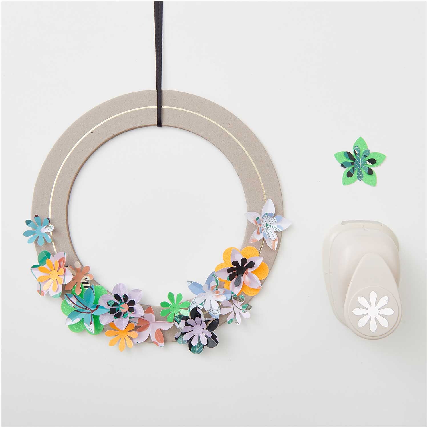Motivpapierblock Just Bees + Fruits + Flowers 30 Blatt: Kranz mit bunten Papierblumen und Blumenstanzer von Rico Design.